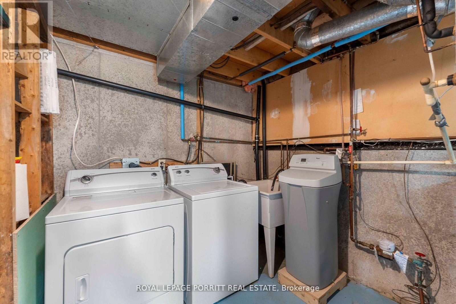 












32 CHAUCER CRESCENT

,
Barrie,




Ontario
L4N4T7

