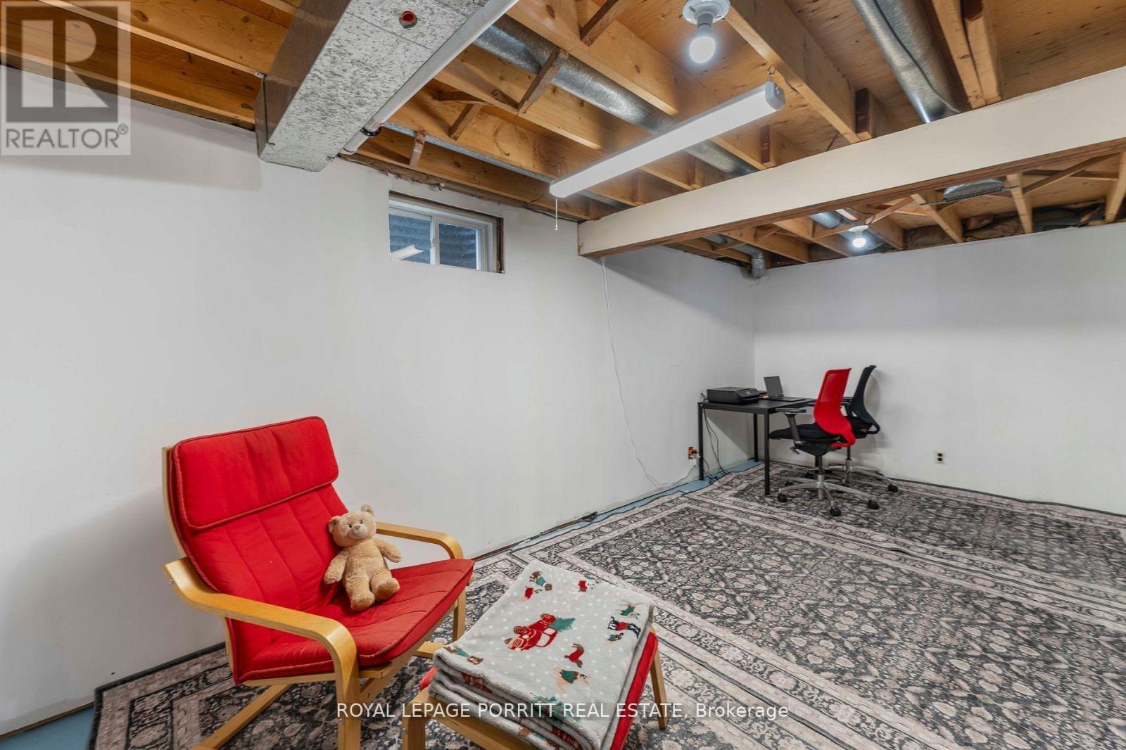 












32 CHAUCER CRESCENT

,
Barrie,




Ontario
L4N4T7

