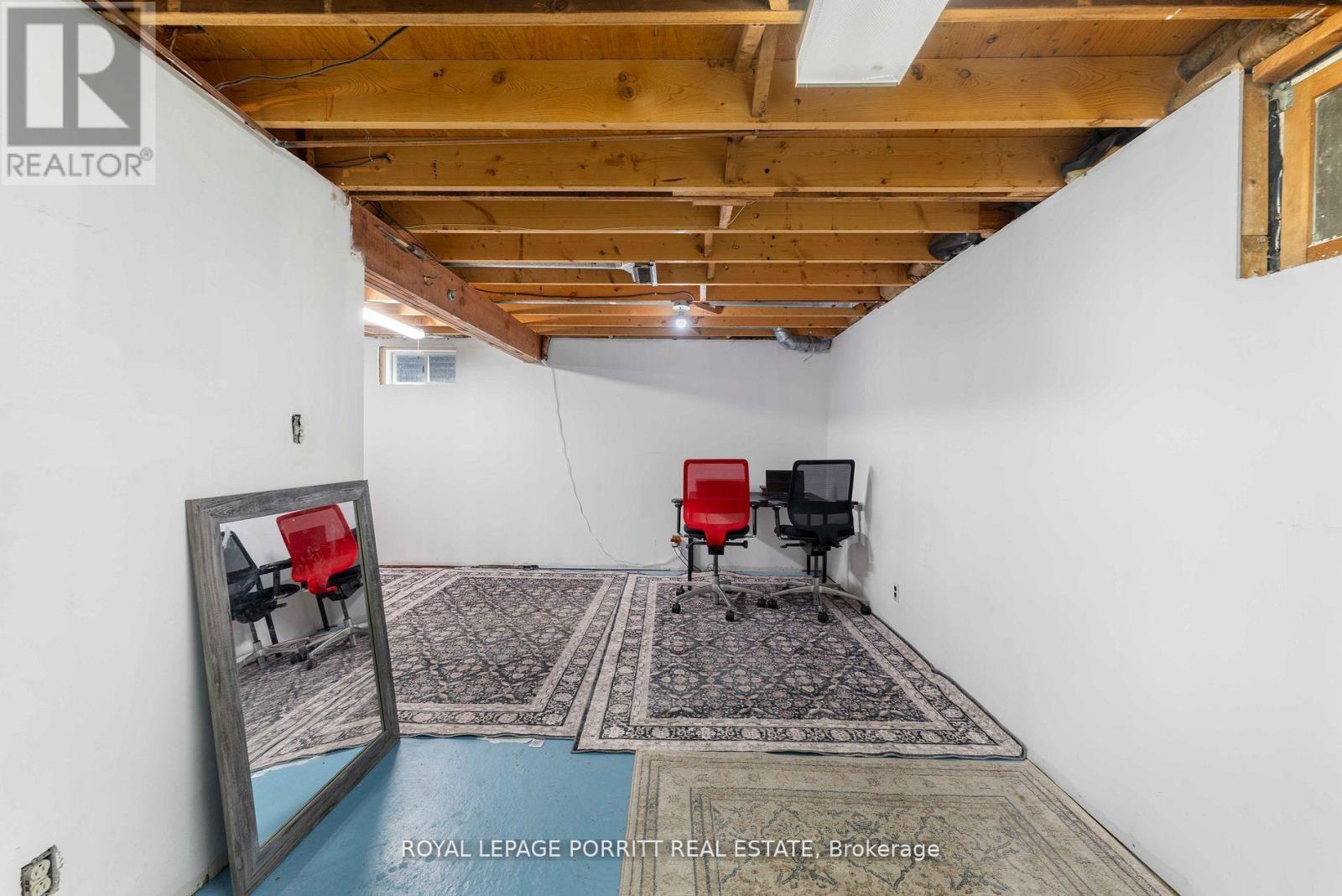 












32 CHAUCER CRESCENT

,
Barrie,




Ontario
L4N4T7

