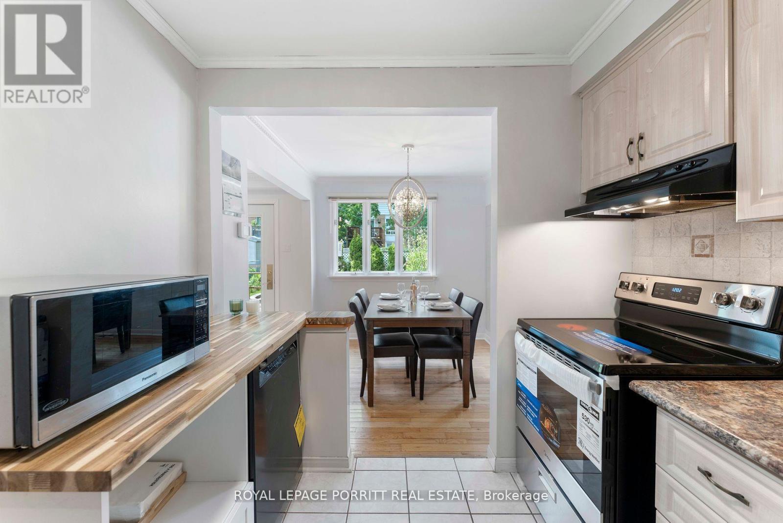 












32 CHAUCER CRESCENT

,
Barrie,




Ontario
L4N4T7

