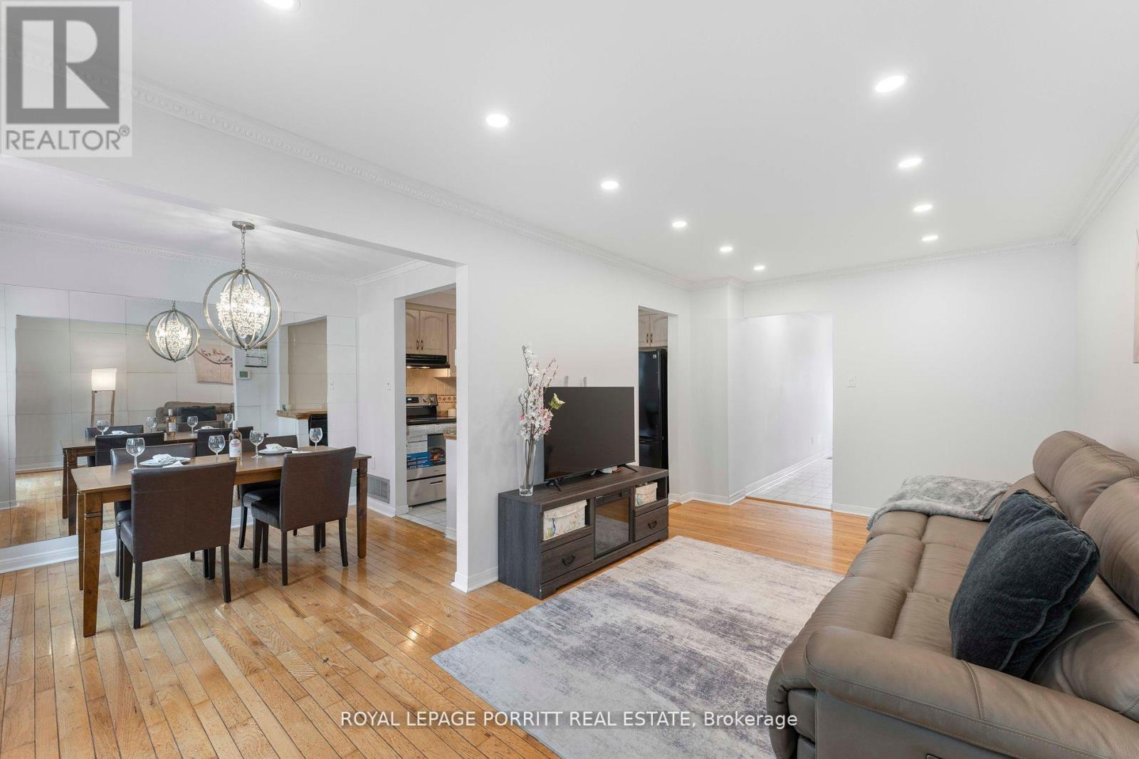 












32 CHAUCER CRESCENT

,
Barrie,




Ontario
L4N4T7

