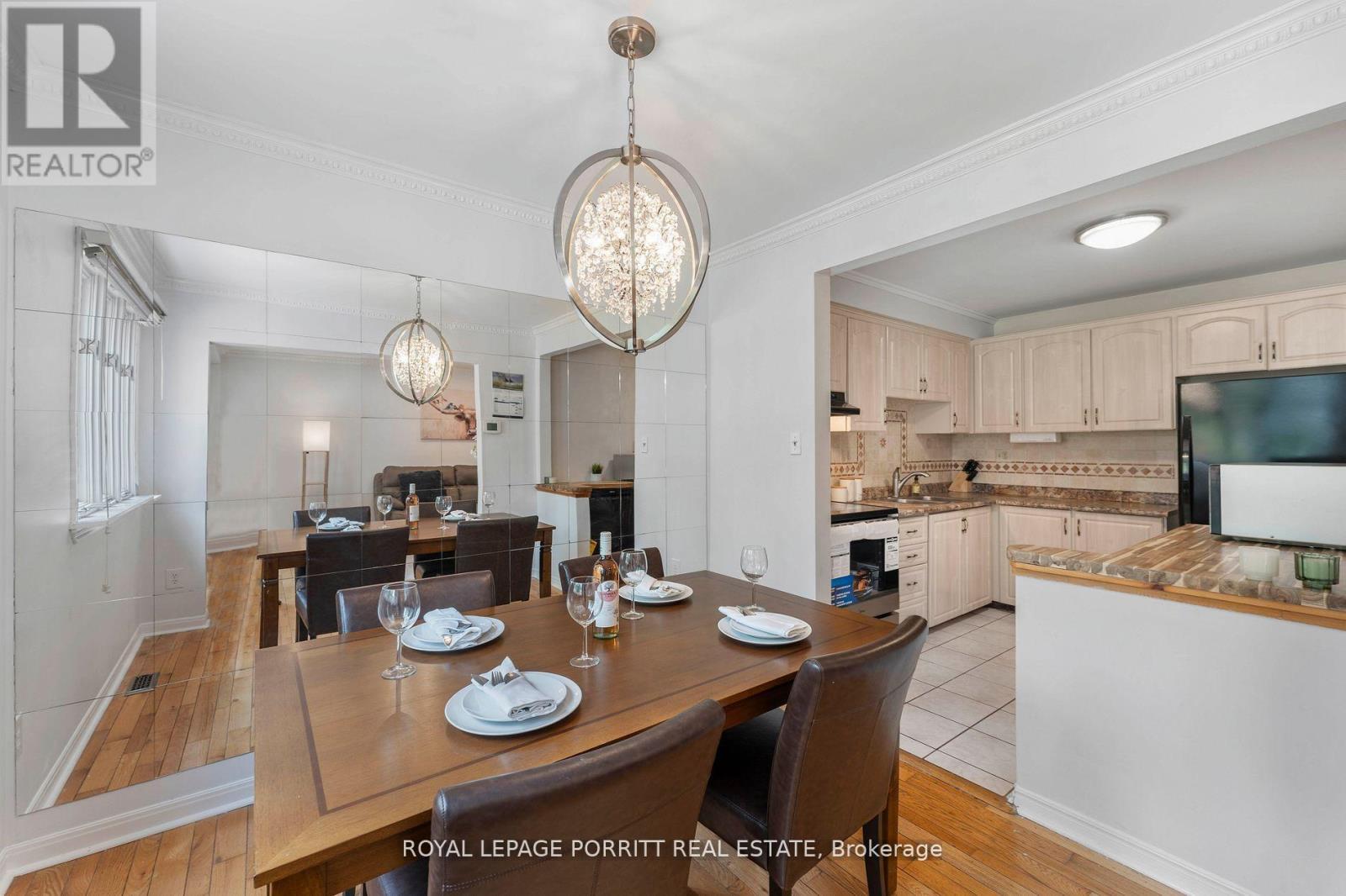 












32 CHAUCER CRESCENT

,
Barrie,




Ontario
L4N4T7

