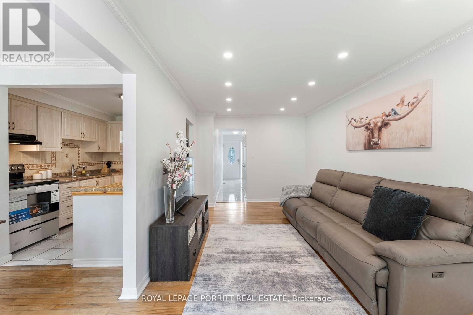 












32 CHAUCER CRESCENT

,
Barrie,




Ontario
L4N4T7

