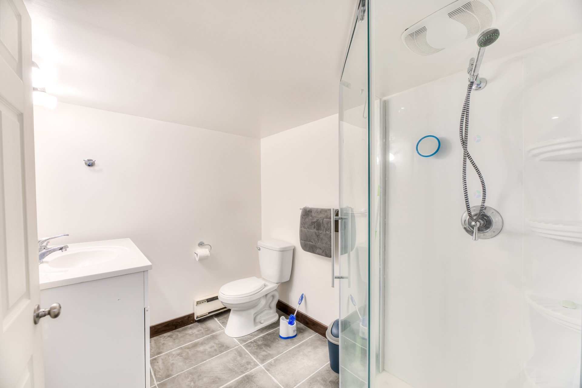 









3824


Rue Nicole

,
Laval (Fabreville),




QC
H7P1L1

