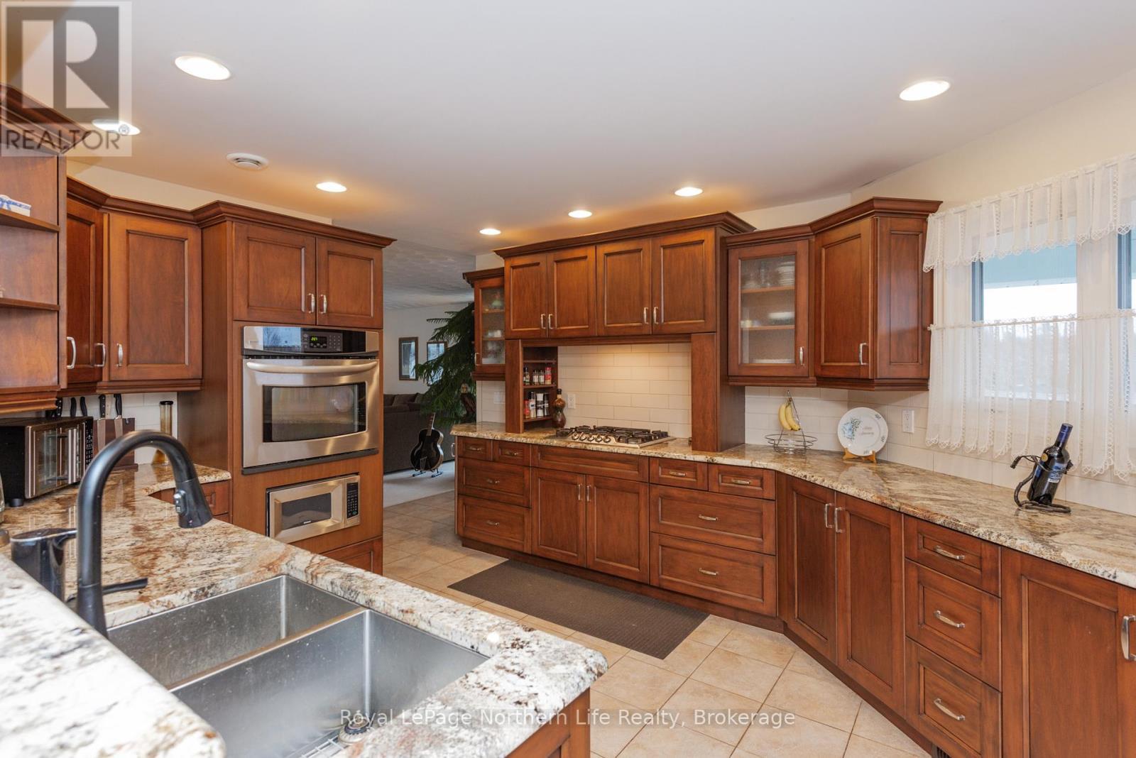 












18 KILLARE STREET

,
North Bay (Birchaven),




Ontario
P1A4J2

