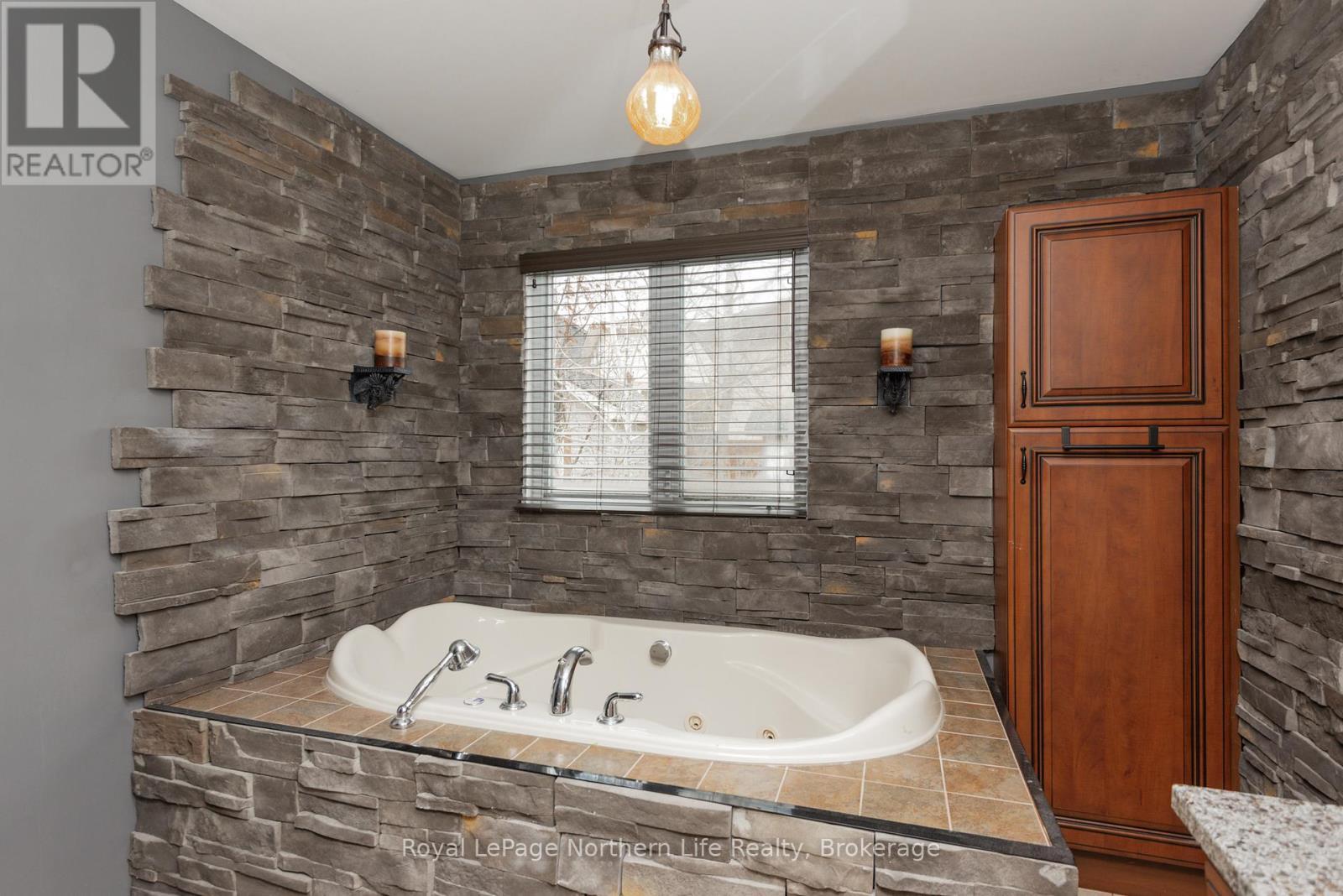 












18 KILLARE STREET

,
North Bay (Birchaven),




Ontario
P1A4J2

