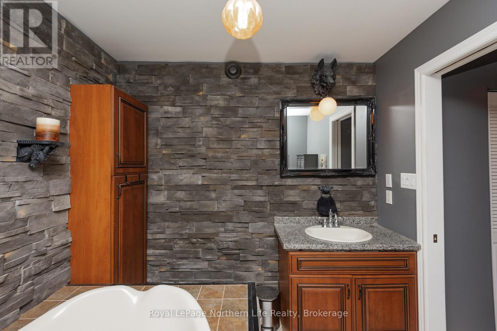 












18 KILLARE STREET

,
North Bay (Birchaven),




Ontario
P1A4J2

