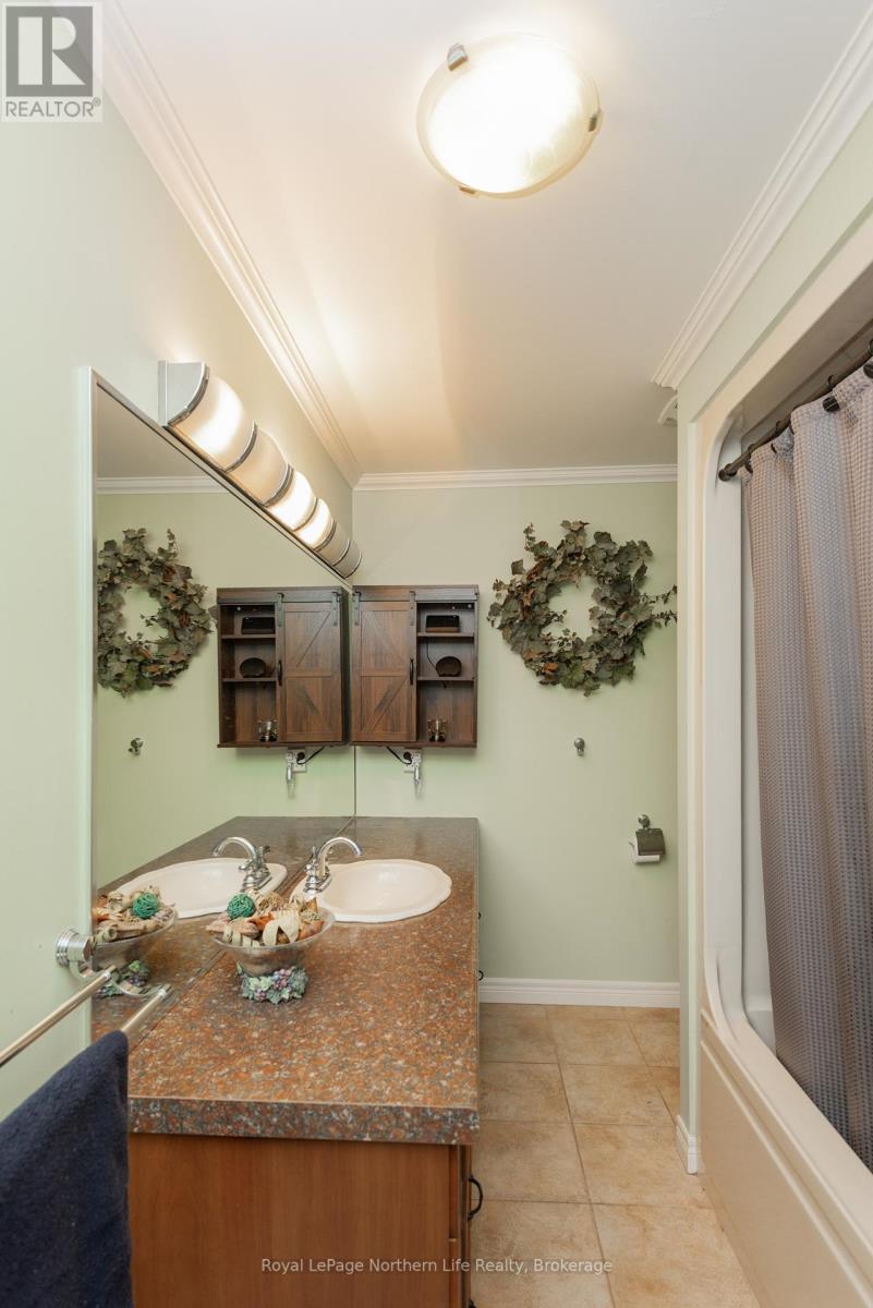 












18 KILLARE STREET

,
North Bay (Birchaven),




Ontario
P1A4J2

