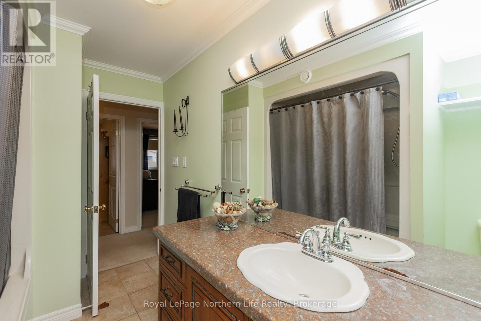 












18 KILLARE STREET

,
North Bay (Birchaven),




Ontario
P1A4J2

