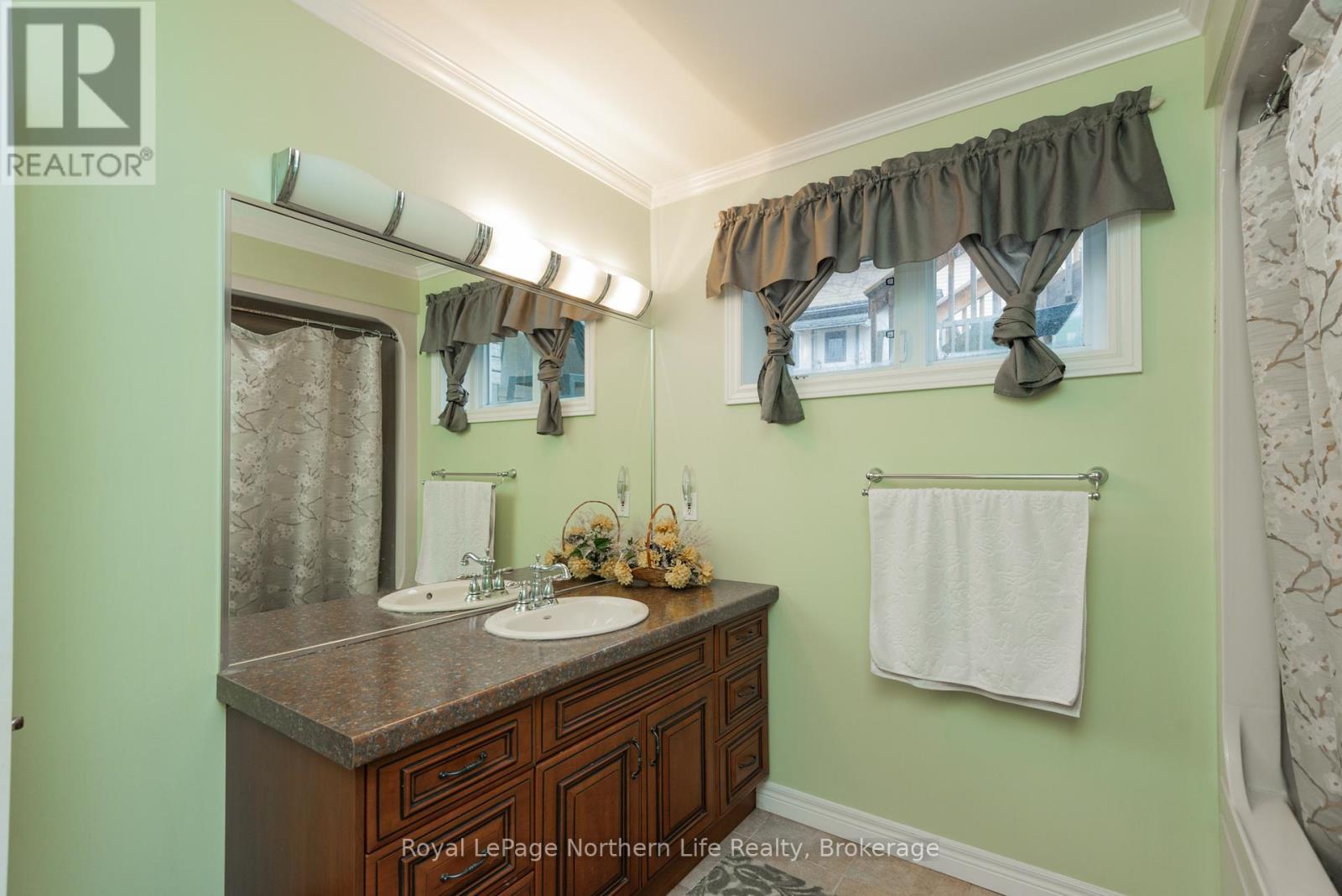 












18 KILLARE STREET

,
North Bay (Birchaven),




Ontario
P1A4J2

