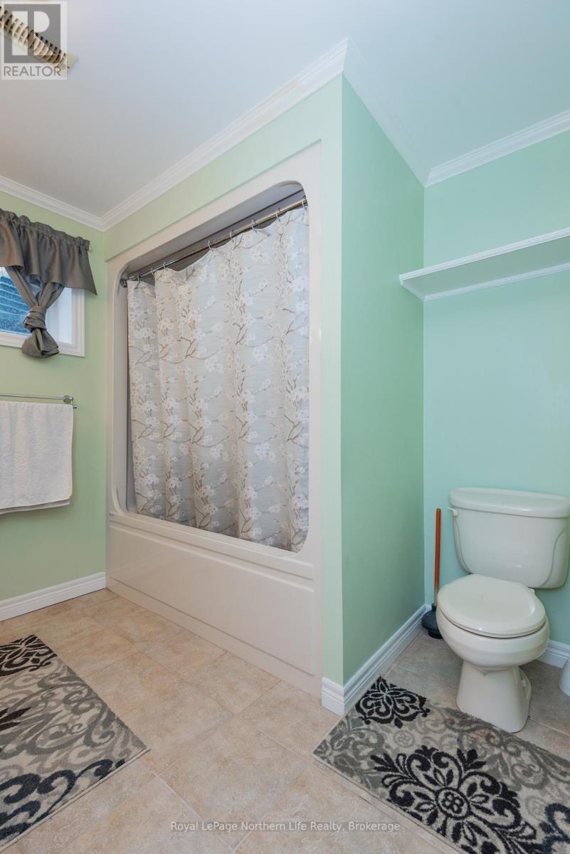 












18 KILLARE STREET

,
North Bay (Birchaven),




Ontario
P1A4J2

