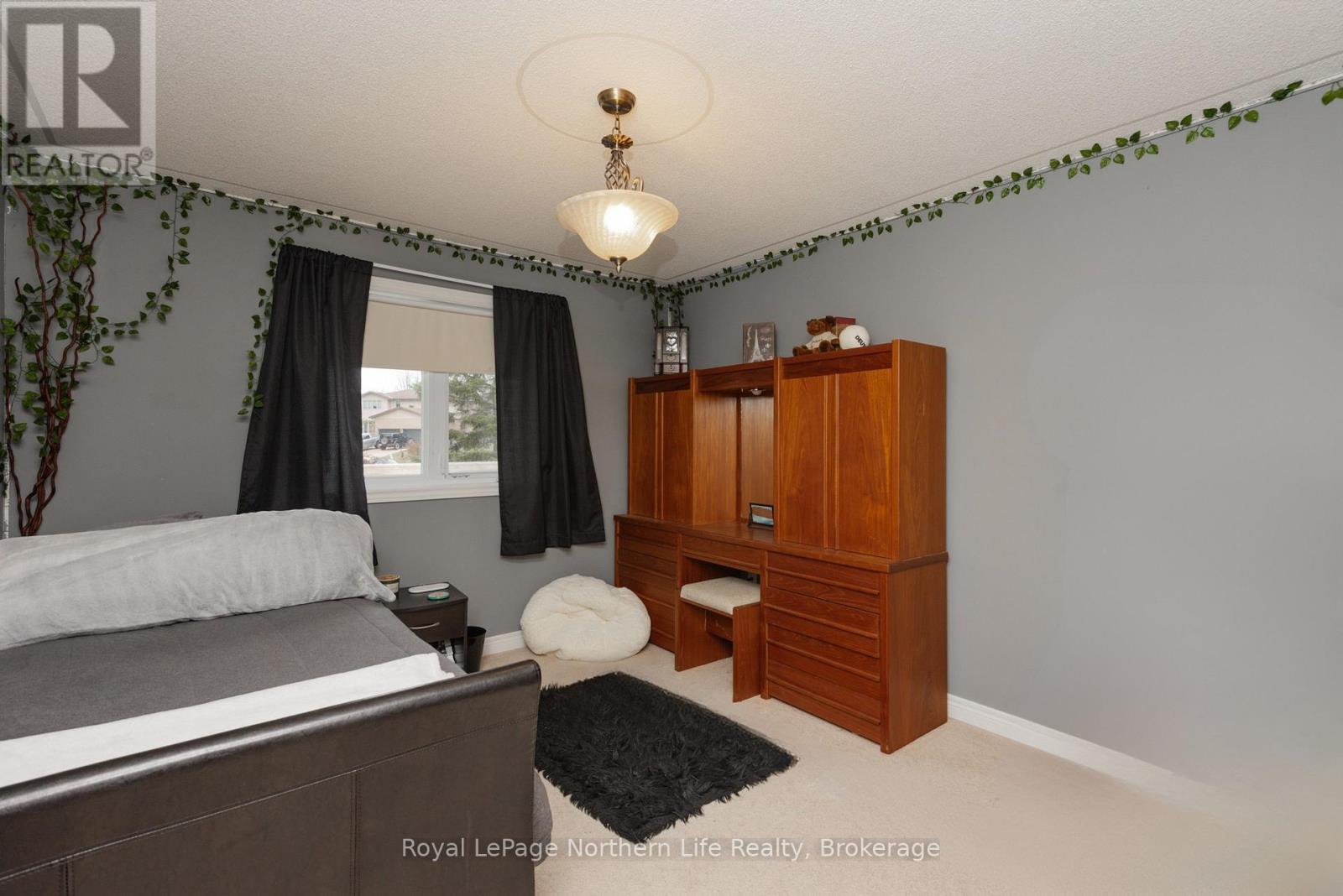 












18 KILLARE STREET

,
North Bay (Birchaven),




Ontario
P1A4J2

