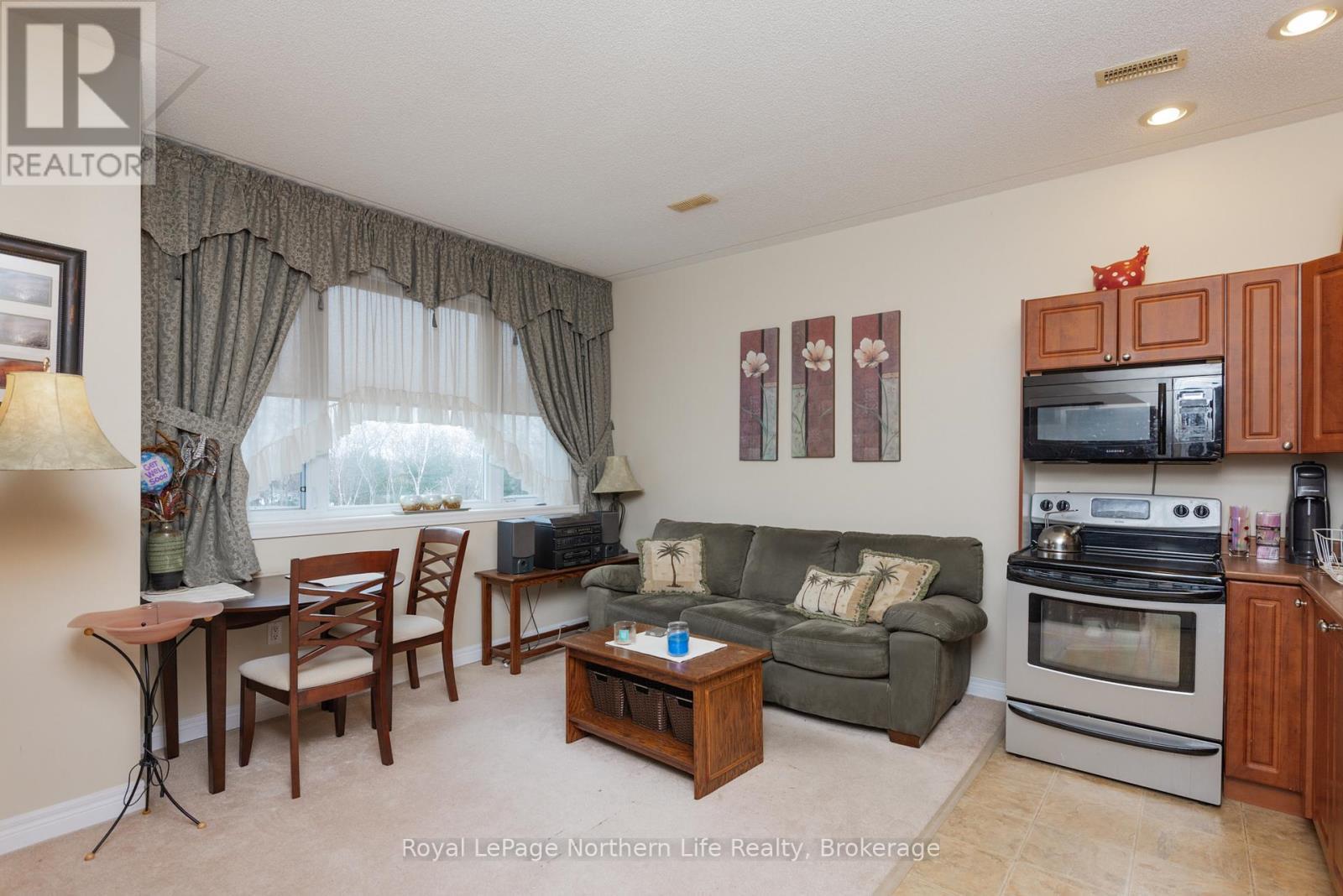 












18 KILLARE STREET

,
North Bay (Birchaven),




Ontario
P1A4J2

