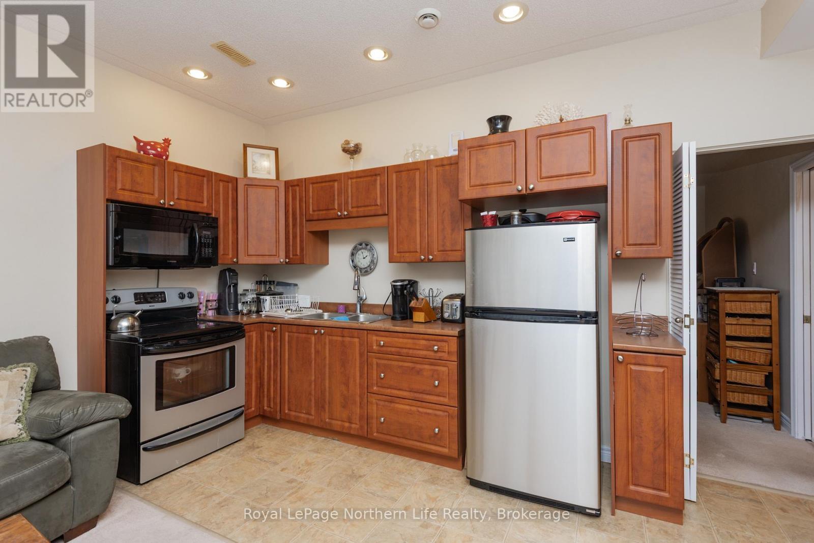 












18 KILLARE STREET

,
North Bay (Birchaven),




Ontario
P1A4J2

