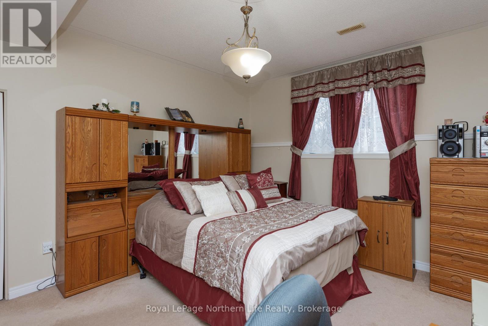 












18 KILLARE STREET

,
North Bay (Birchaven),




Ontario
P1A4J2

