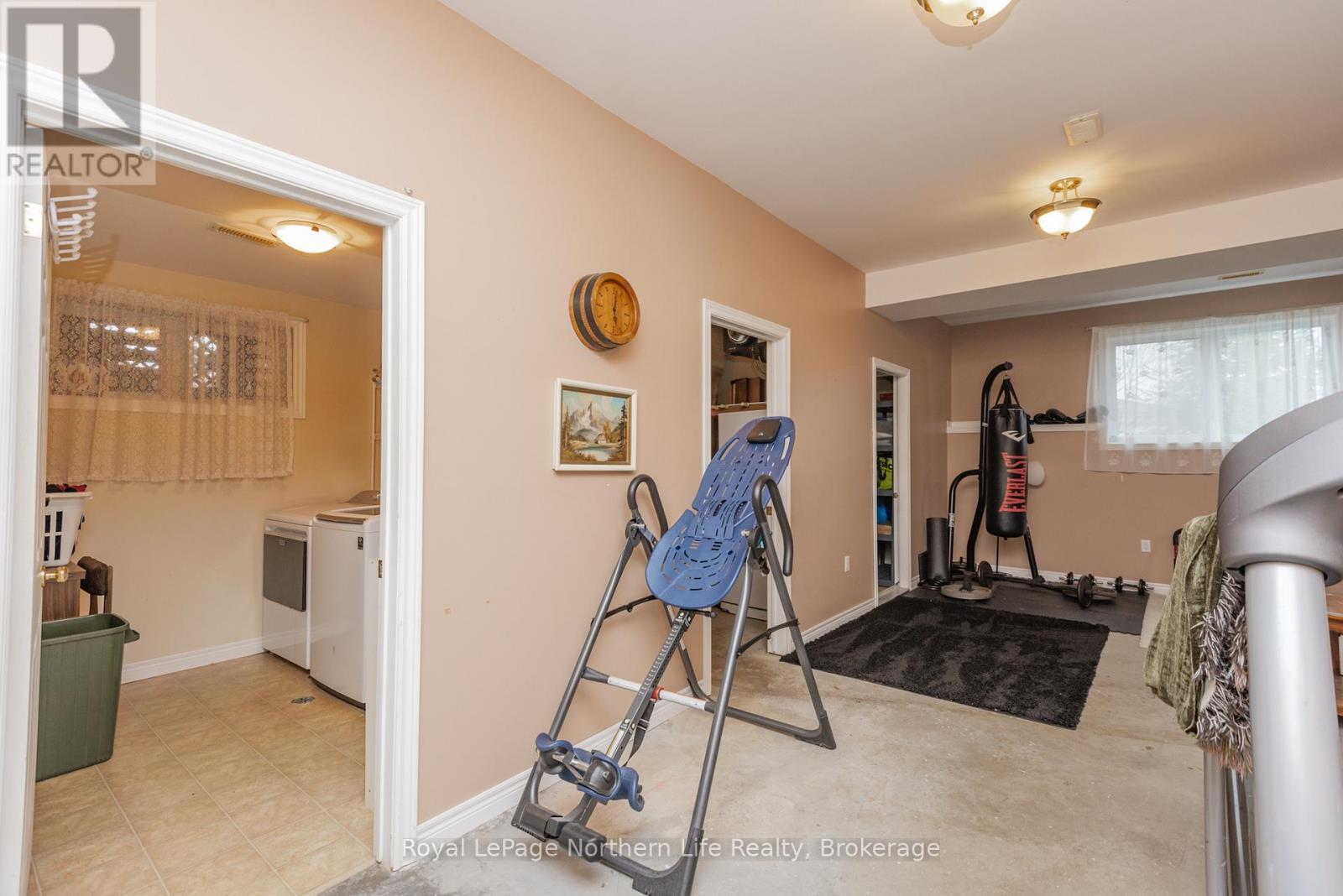 












18 KILLARE STREET

,
North Bay (Birchaven),




Ontario
P1A4J2

