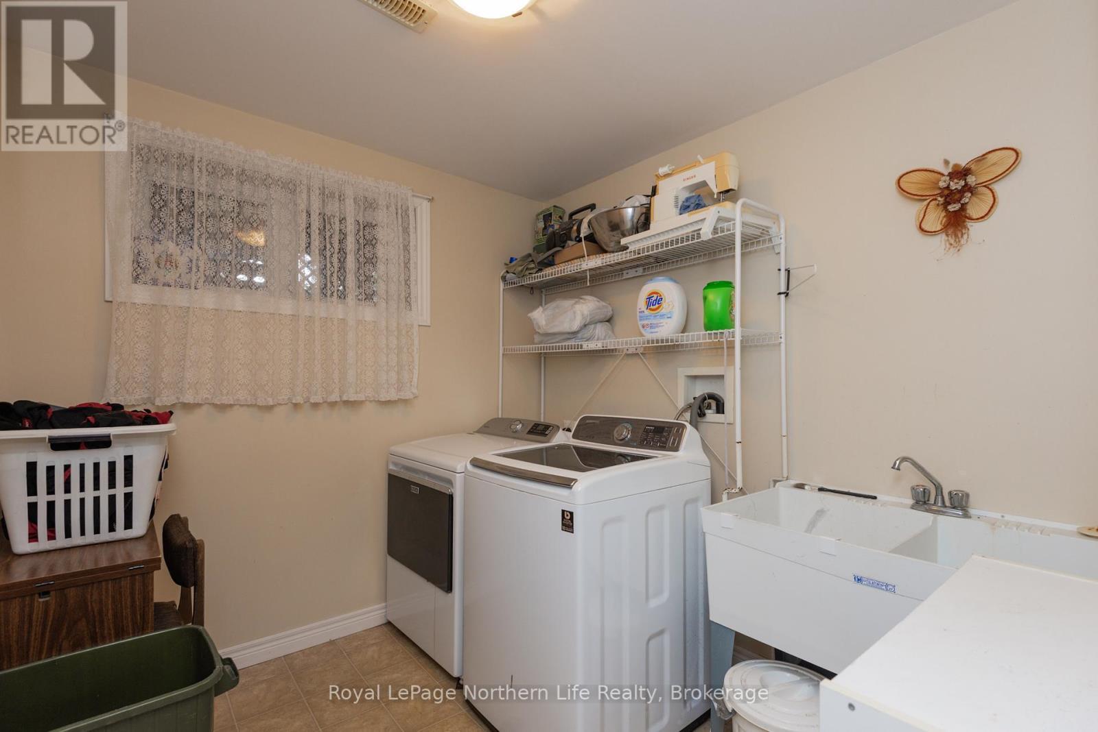 












18 KILLARE STREET

,
North Bay (Birchaven),




Ontario
P1A4J2

