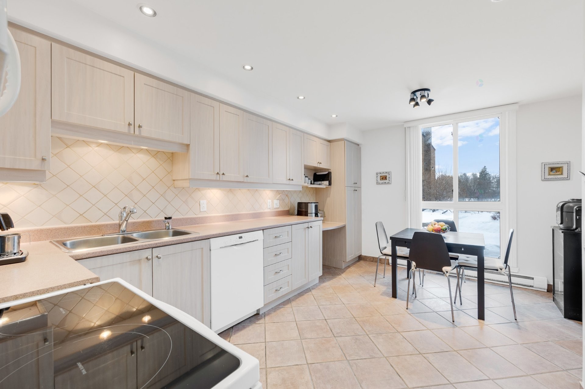 









5627Z


Ch. Merrimac

,
Côte-Saint-Luc,




QC
H4W1S5

