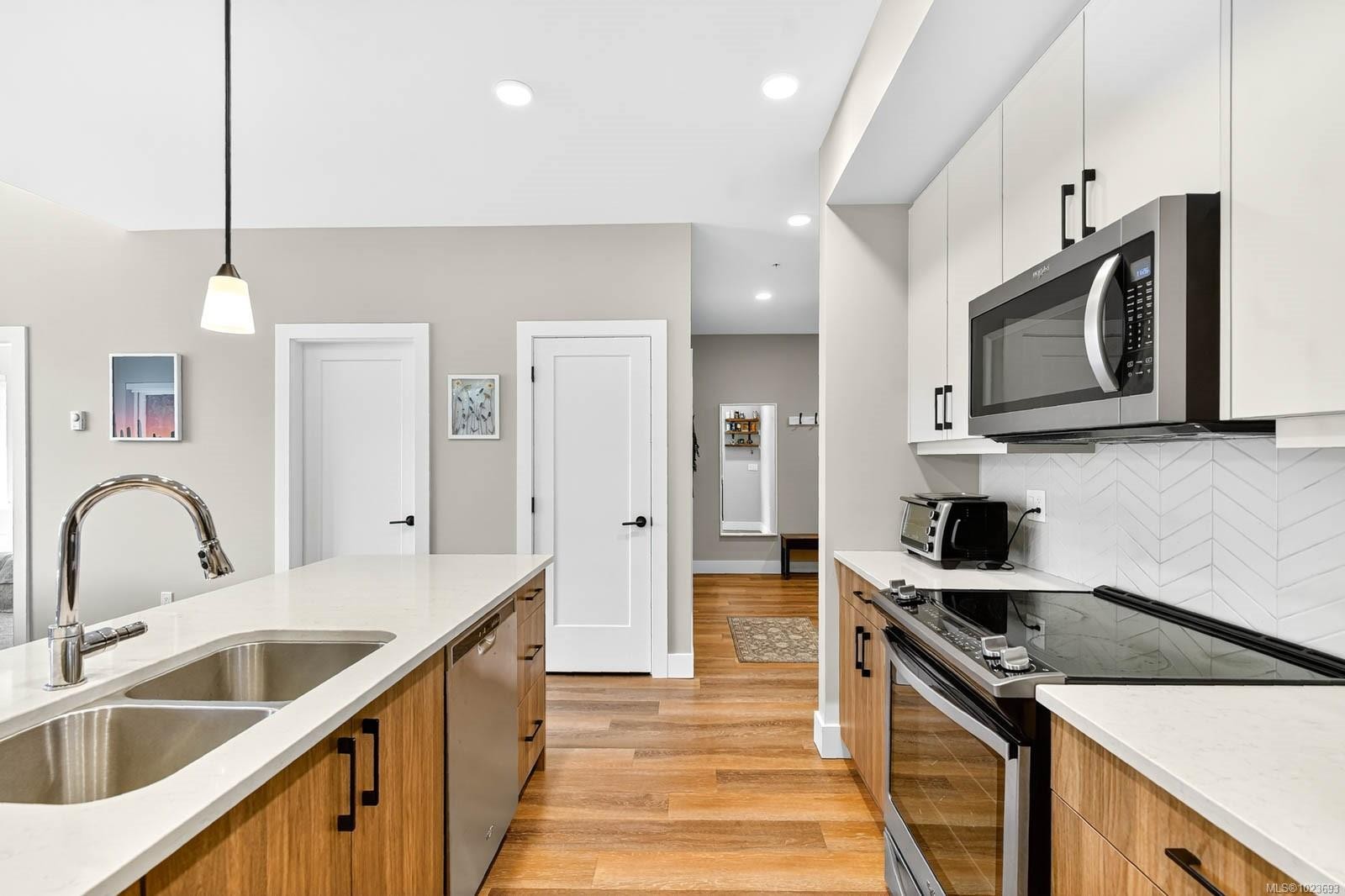 









700


Yew Wood

Rd, 302,
Tofino,




BC
V0R 2Z0

