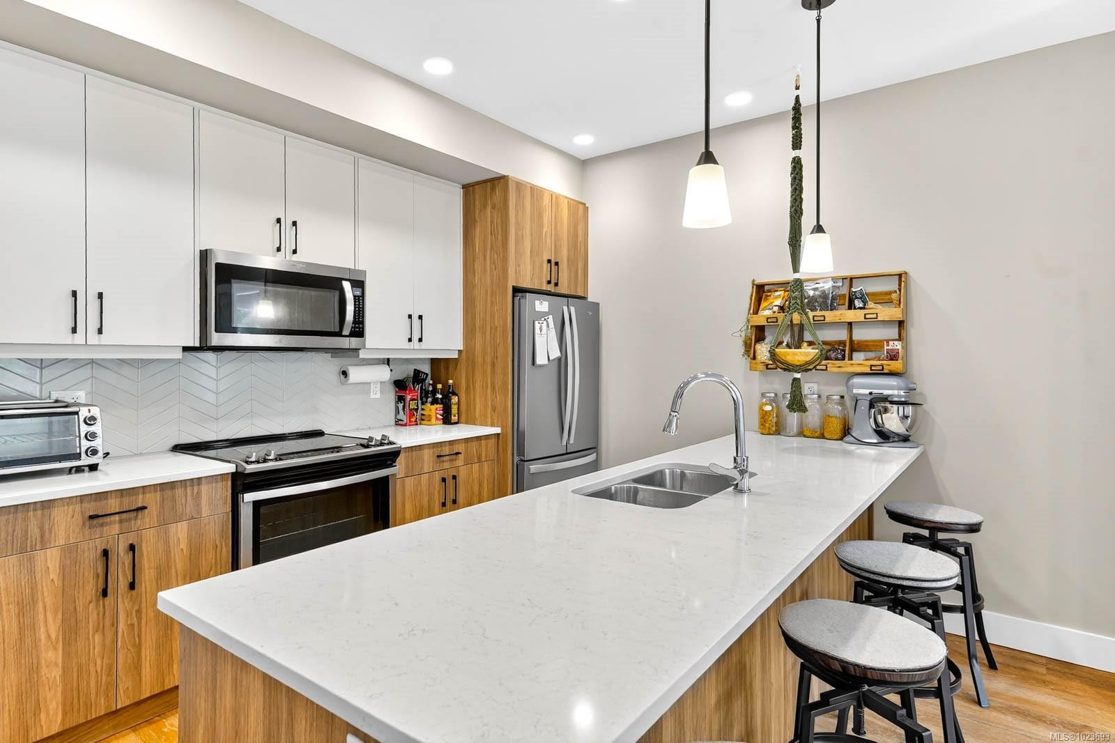 









700


Yew Wood

Rd, 302,
Tofino,




BC
V0R 2Z0

