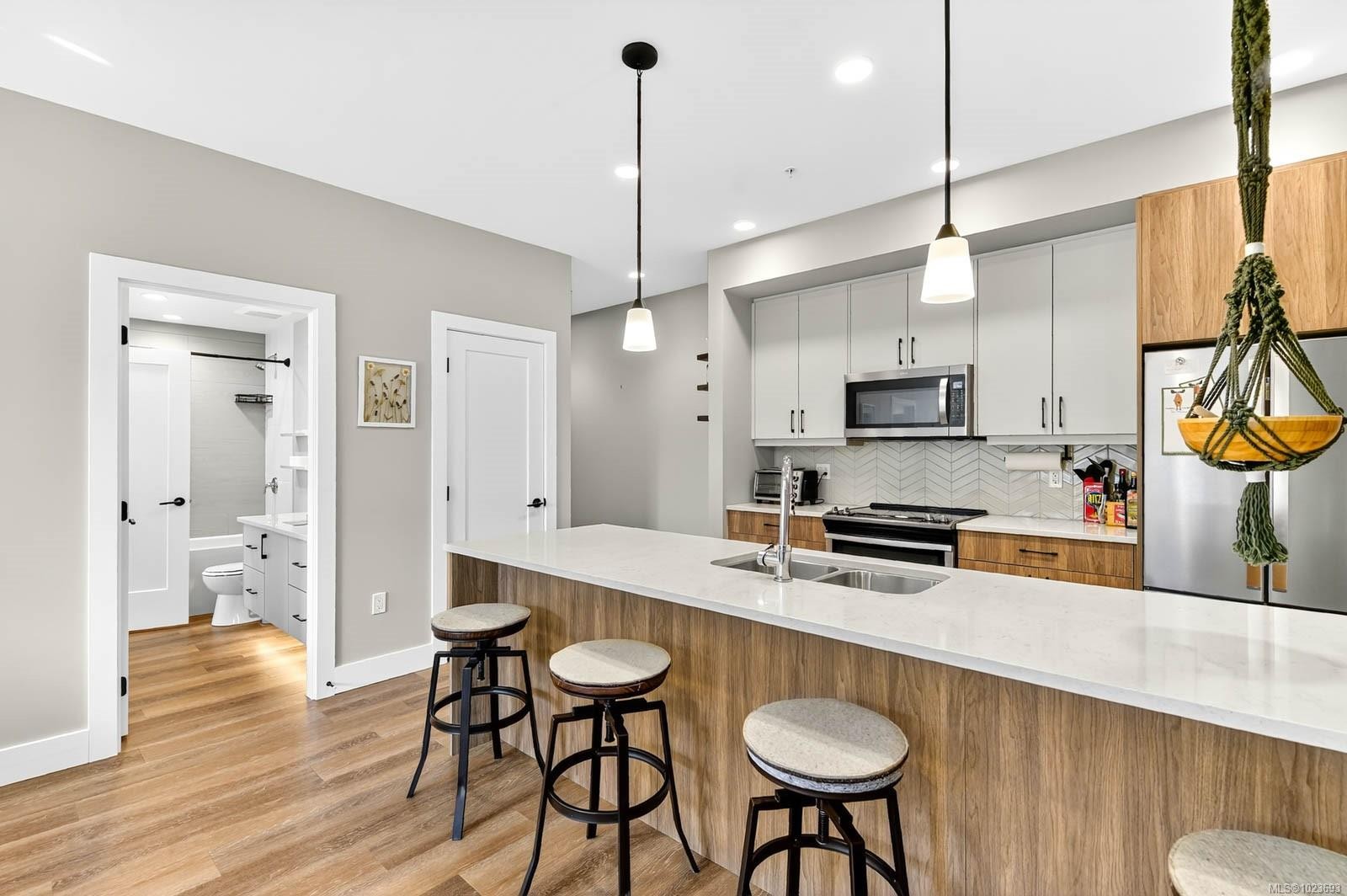 









700


Yew Wood

Rd, 302,
Tofino,




BC
V0R 2Z0

