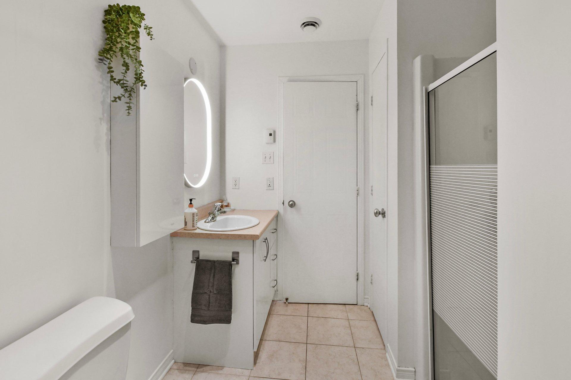 









1420


Rue Émerie

,
Longueuil (Saint-Hubert),




QC
J4T0A4

