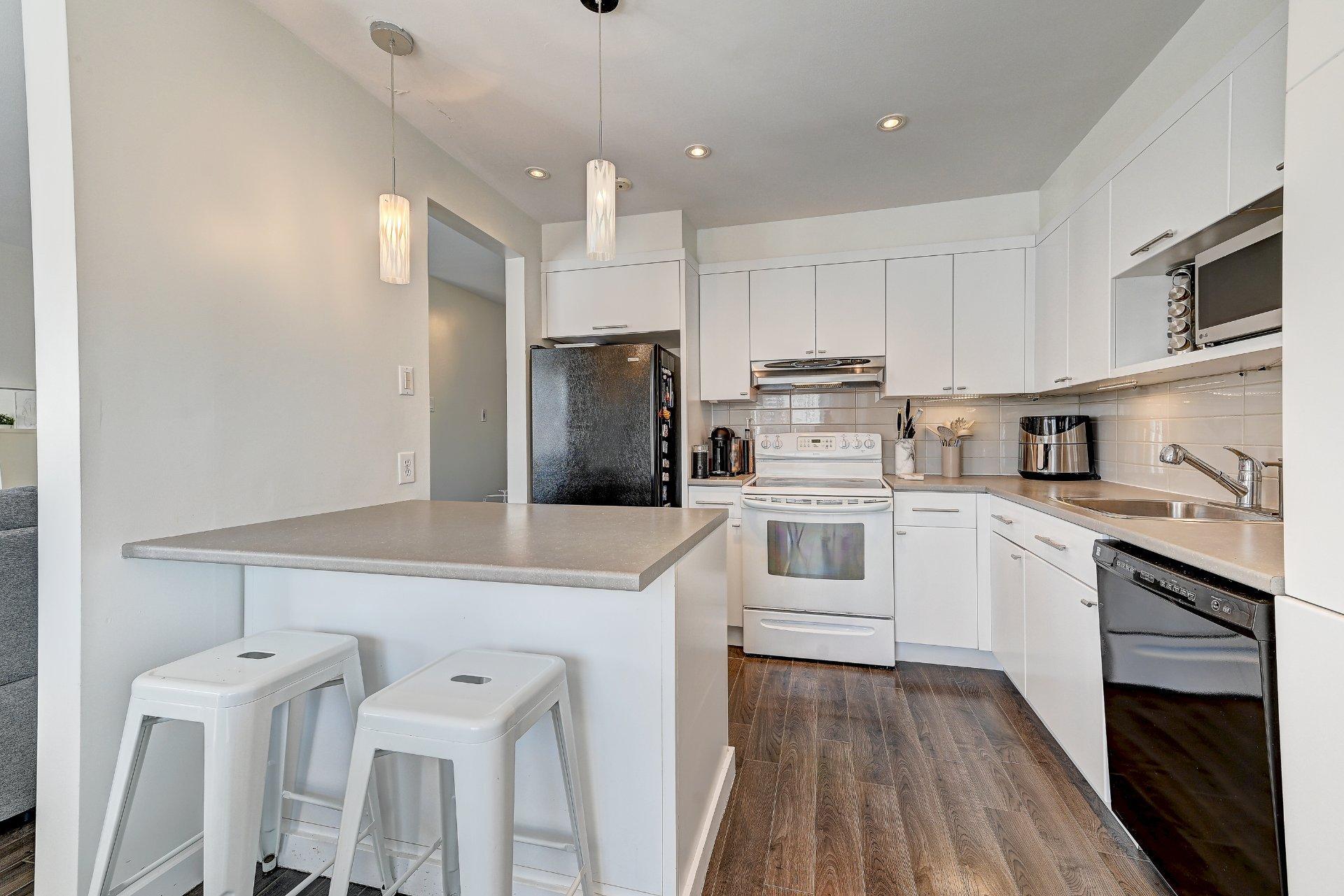 









839


Rue Fabre

, 301,
Longueuil (Le Vieux-Longueuil),




QC
J4J4X6

