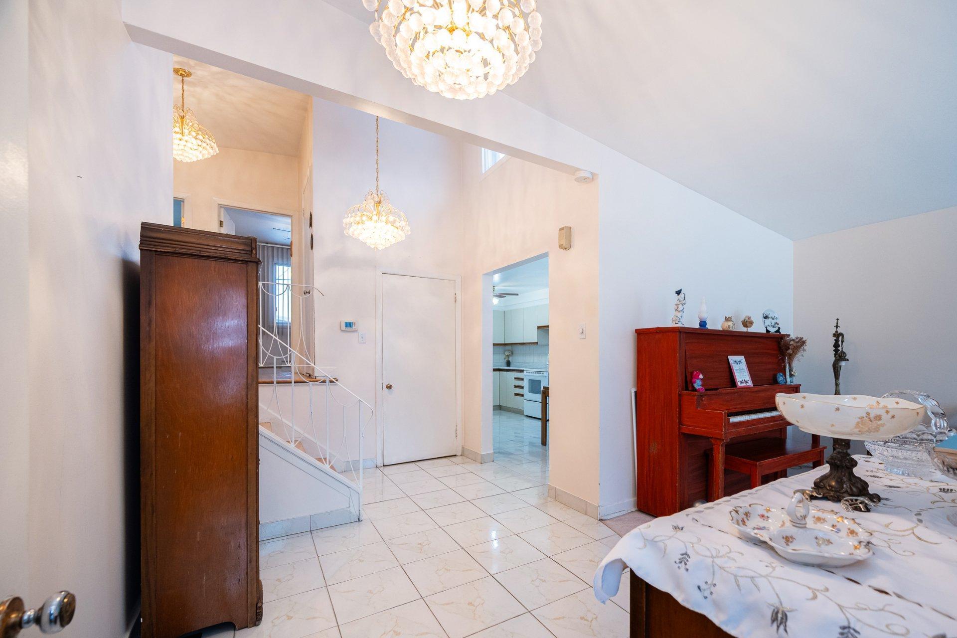 









1404


Boul. Élisabeth

,
Laval (Chomedey),




QC
H7W3J8

