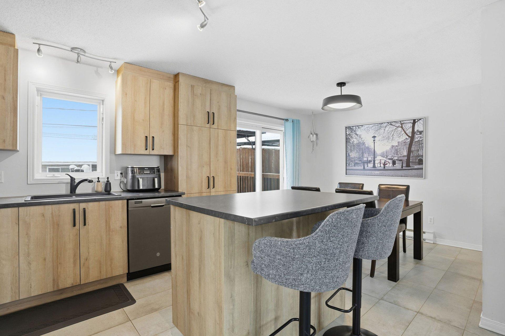 









169


Rue des Samares

,
Gatineau (Masson-Angers),




QC
J8M2B7

