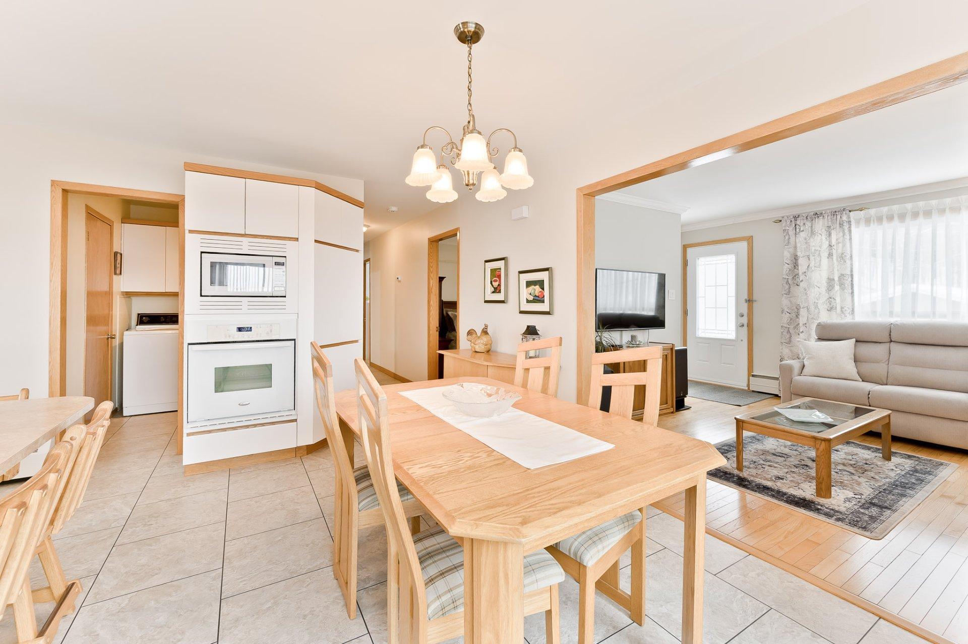 









1402

 - 1404


Rue St-Gilles

,
Sherbrooke (Les Nations),




QC
J1H3C4

