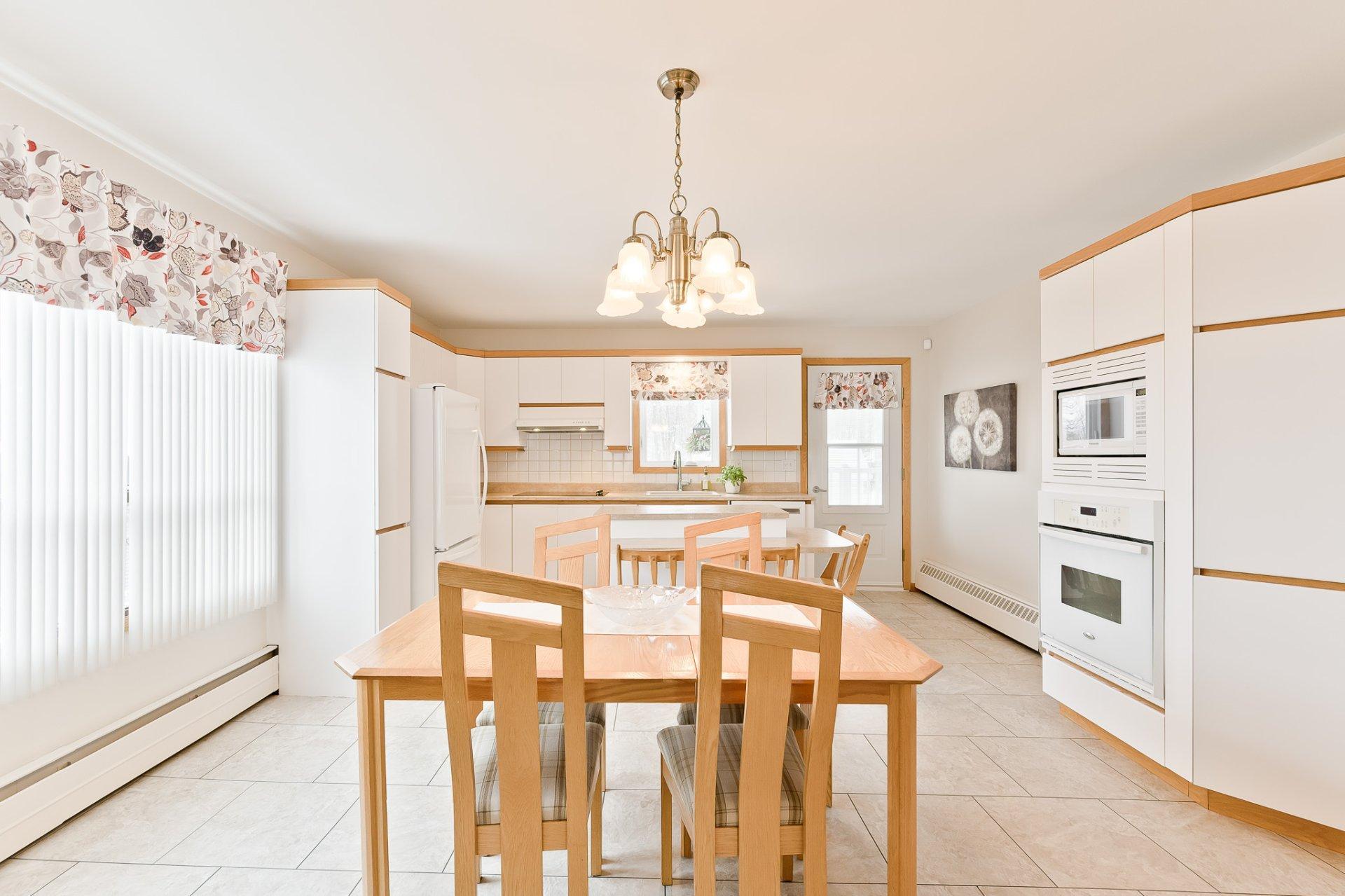 









1402

 - 1404


Rue St-Gilles

,
Sherbrooke (Les Nations),




QC
J1H3C4

