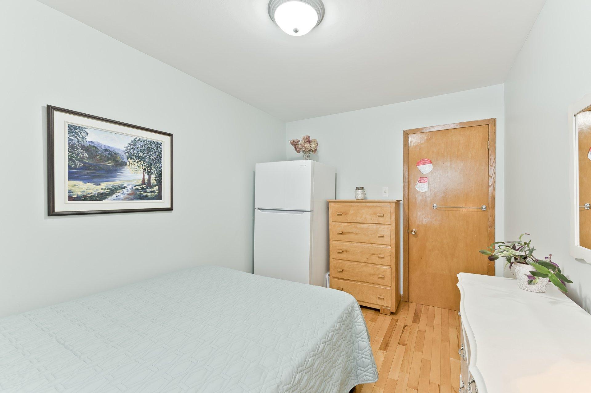 









1402

 - 1404


Rue St-Gilles

,
Sherbrooke (Les Nations),




QC
J1H3C4

