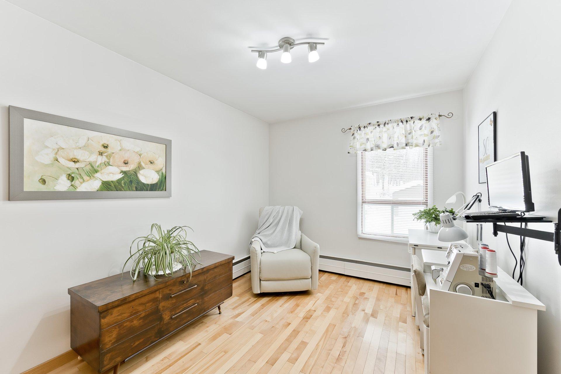 









1402

 - 1404


Rue St-Gilles

,
Sherbrooke (Les Nations),




QC
J1H3C4

