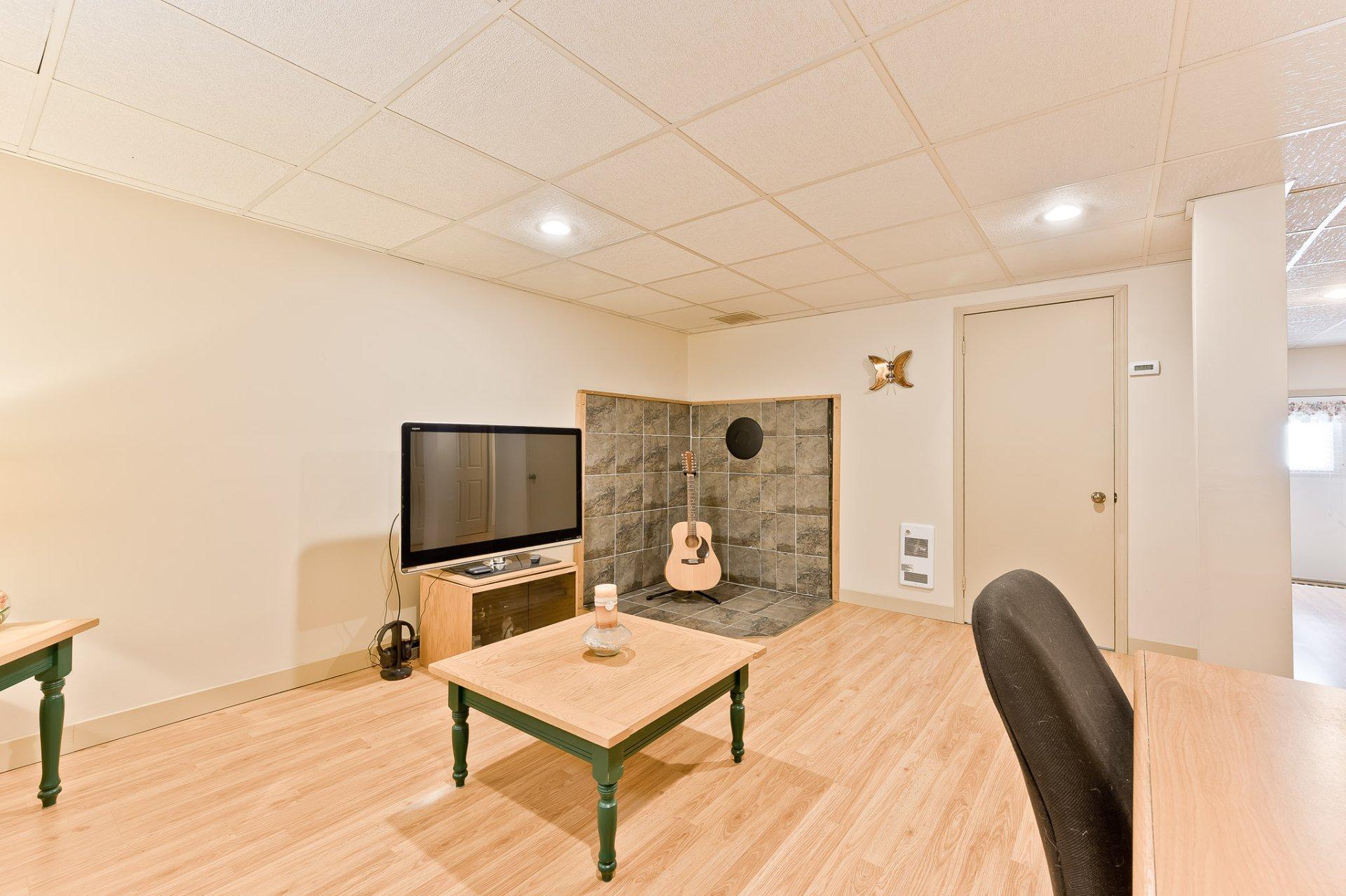 









1402

 - 1404


Rue St-Gilles

,
Sherbrooke (Les Nations),




QC
J1H3C4

