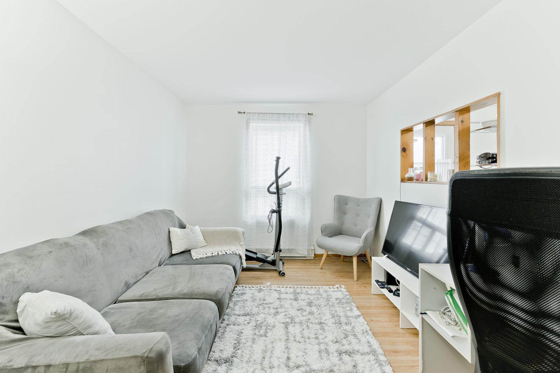 









1402

 - 1404


Rue St-Gilles

,
Sherbrooke (Les Nations),




QC
J1H3C4

