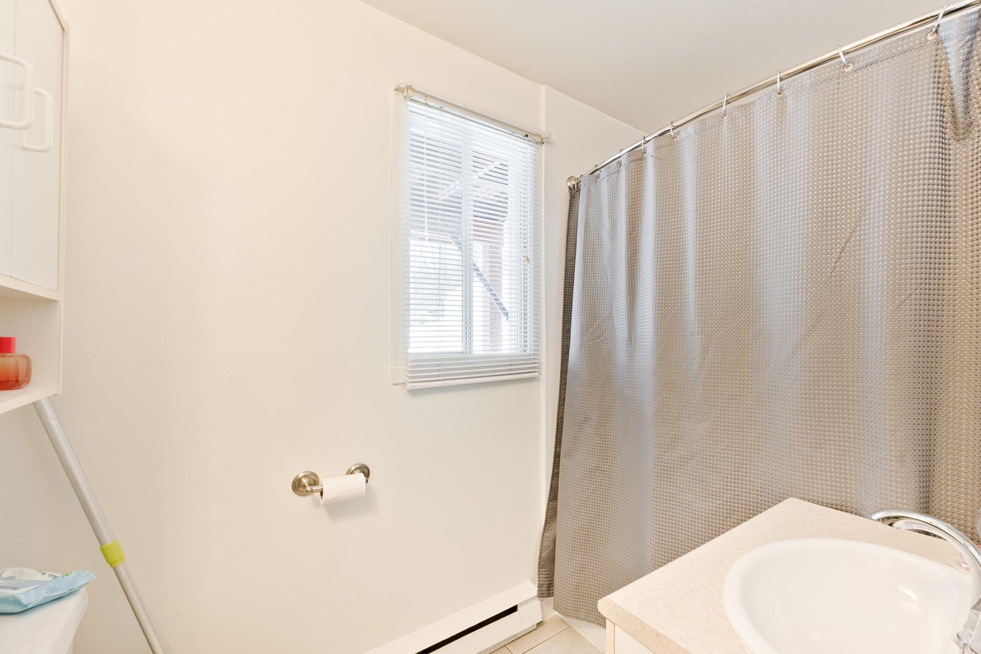 









1402

 - 1404


Rue St-Gilles

,
Sherbrooke (Les Nations),




QC
J1H3C4

