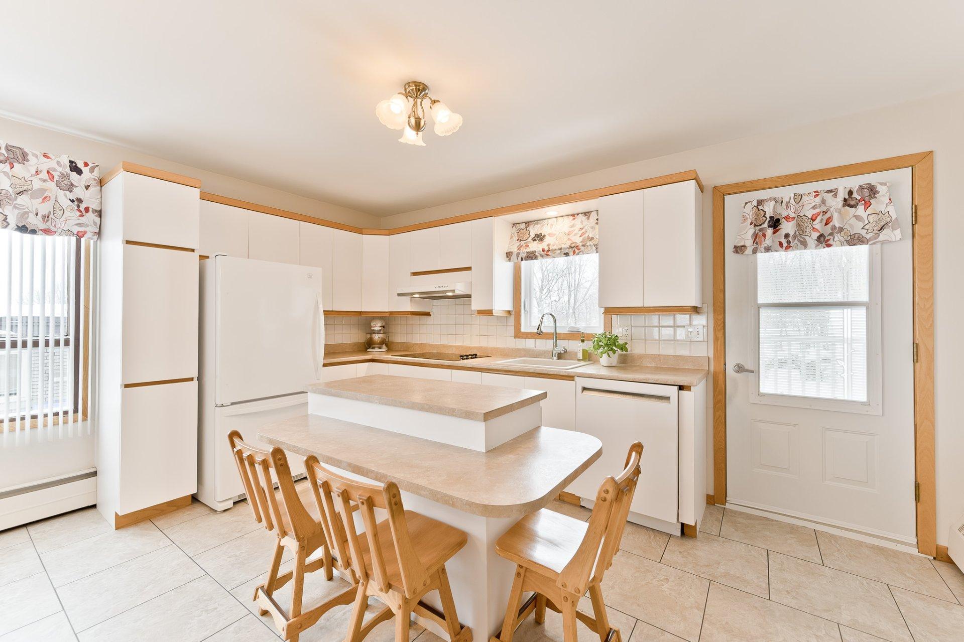 









1402

 - 1404


Rue St-Gilles

,
Sherbrooke (Les Nations),




QC
J1H3C4

