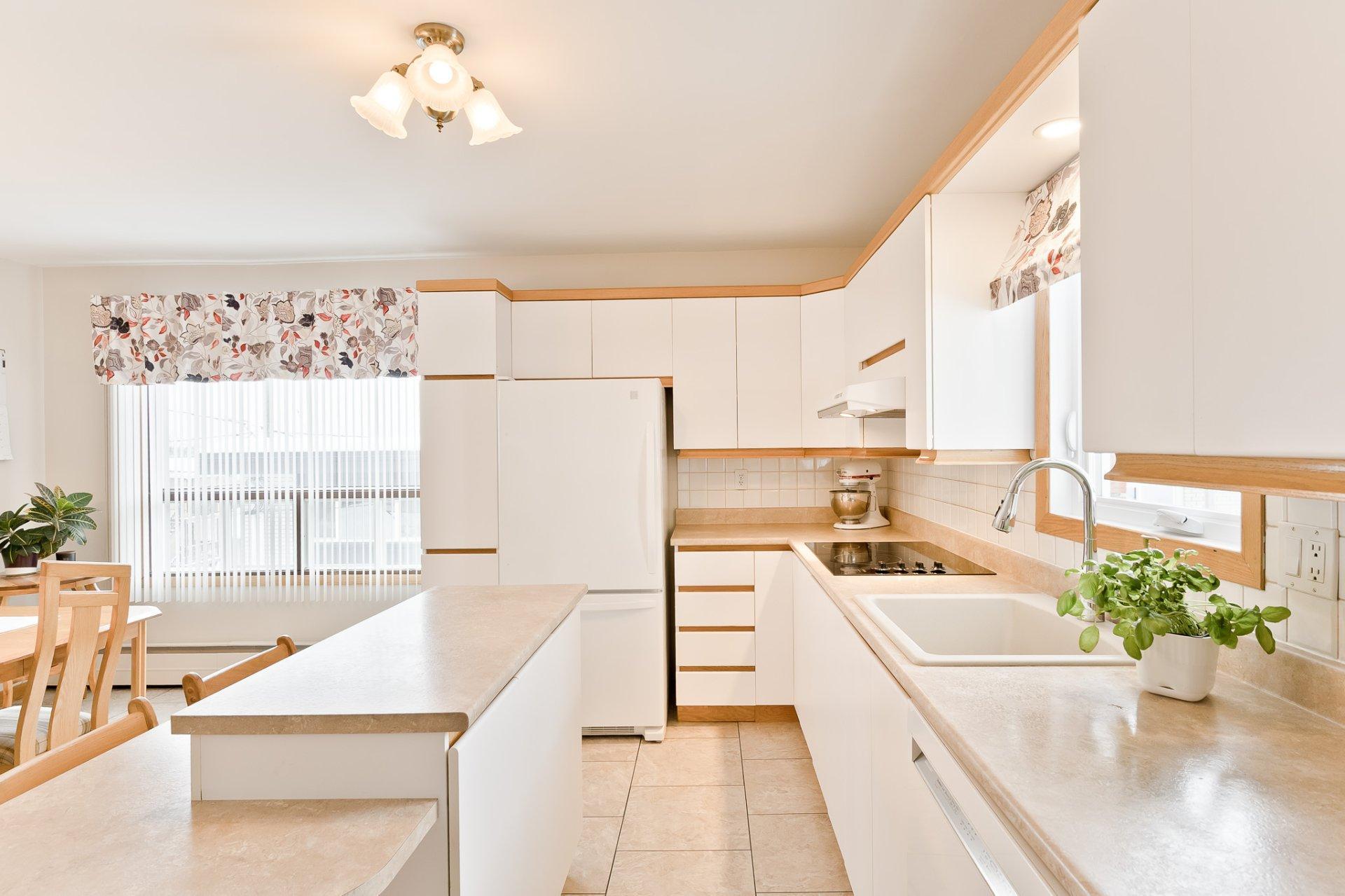 









1402

 - 1404


Rue St-Gilles

,
Sherbrooke (Les Nations),




QC
J1H3C4

