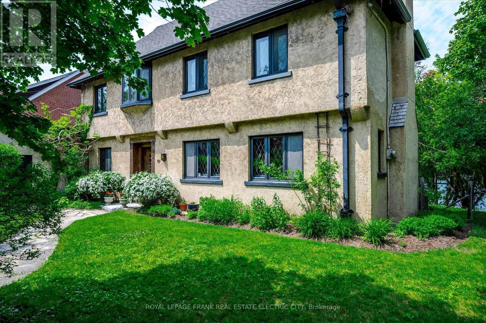 












82 DUBLIN STREET

,
Peterborough (Town Ward 3),




Ontario
K9H3A9

