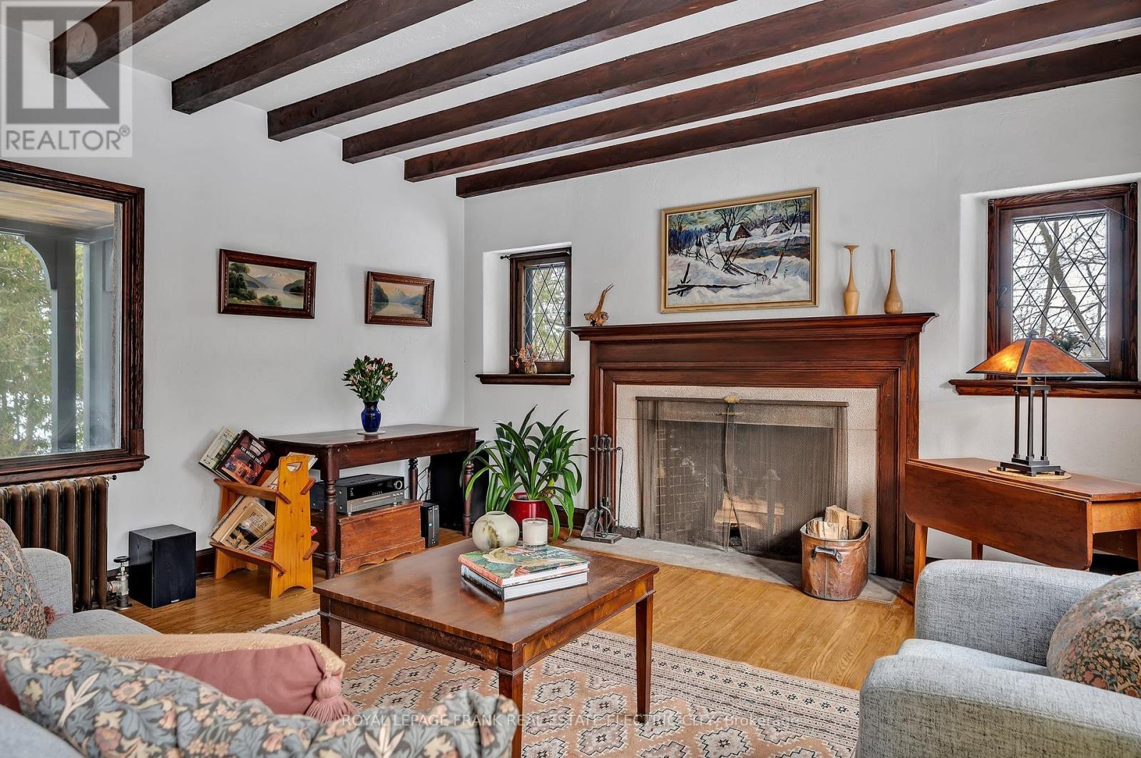 












82 DUBLIN STREET

,
Peterborough (Town Ward 3),




Ontario
K9H3A9

