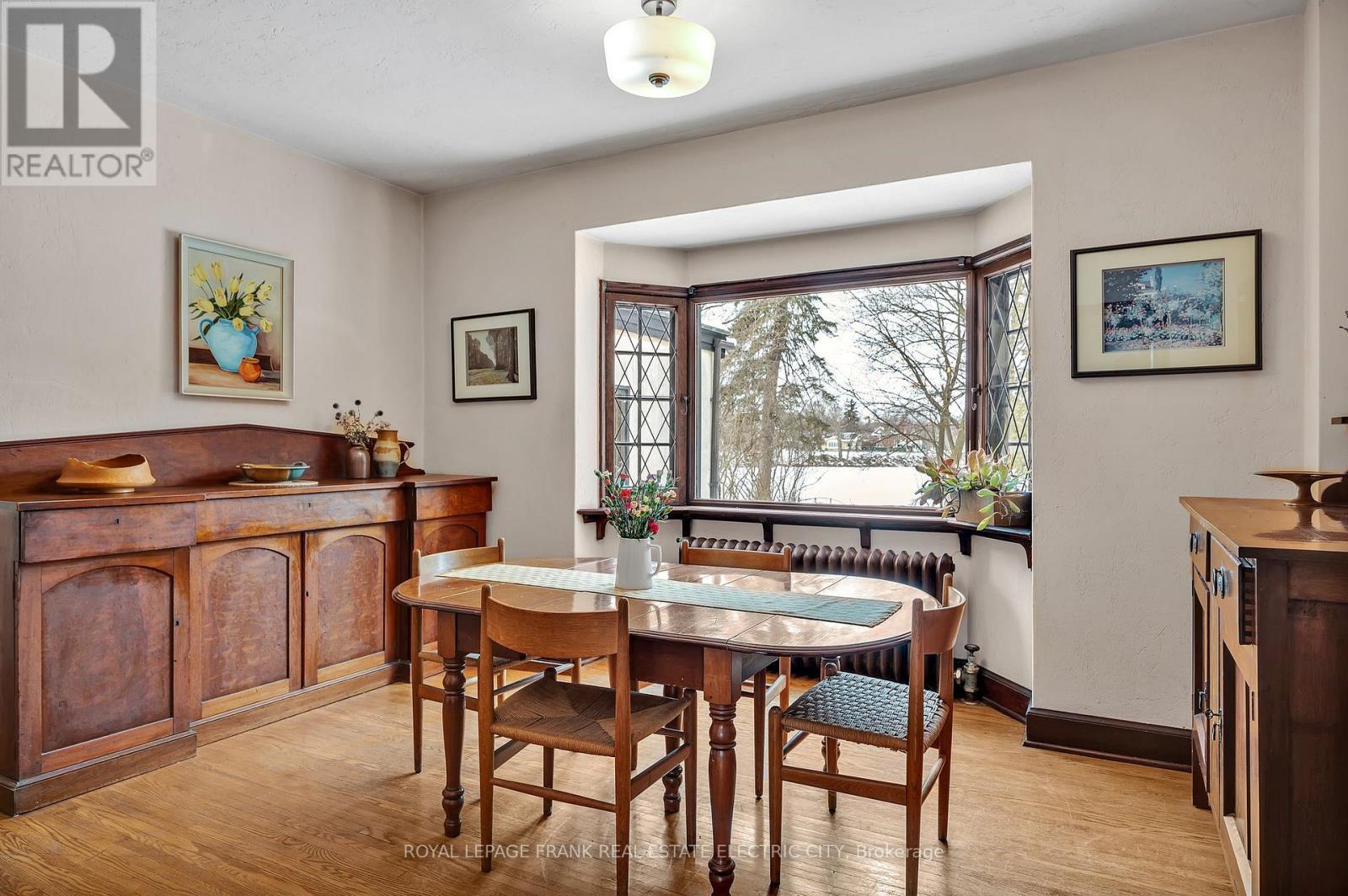 












82 DUBLIN STREET

,
Peterborough (Town Ward 3),




Ontario
K9H3A9

