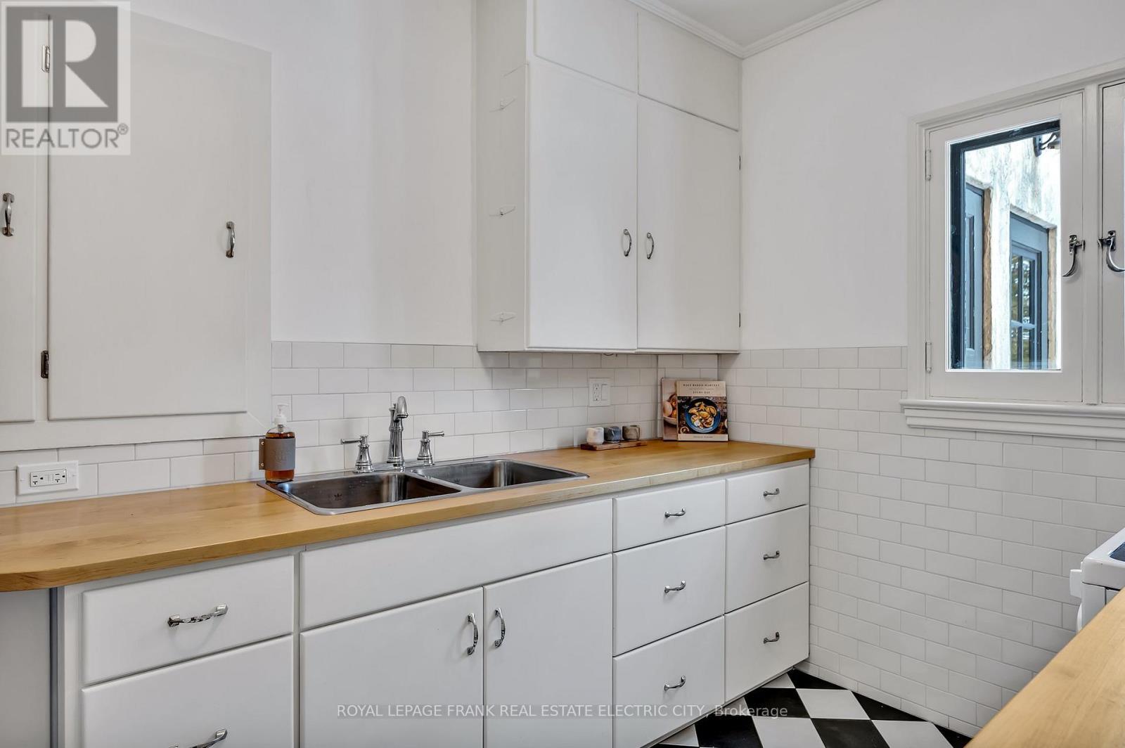 












82 DUBLIN STREET

,
Peterborough (Town Ward 3),




Ontario
K9H3A9

