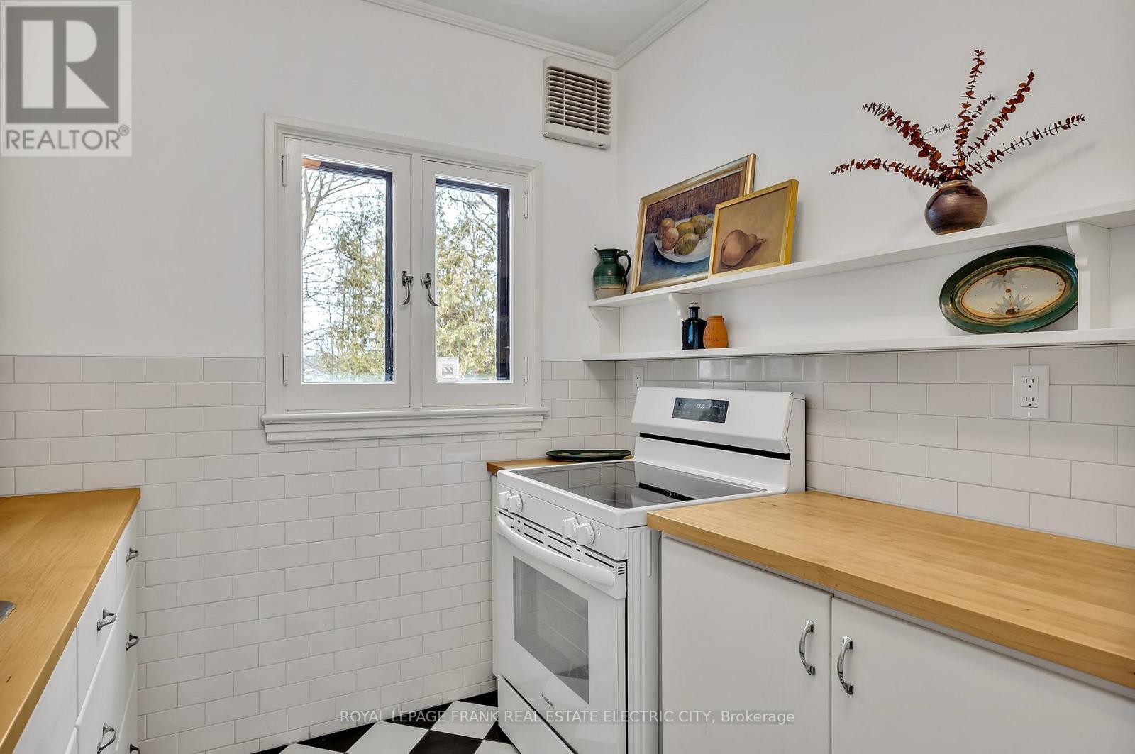 












82 DUBLIN STREET

,
Peterborough (Town Ward 3),




Ontario
K9H3A9

