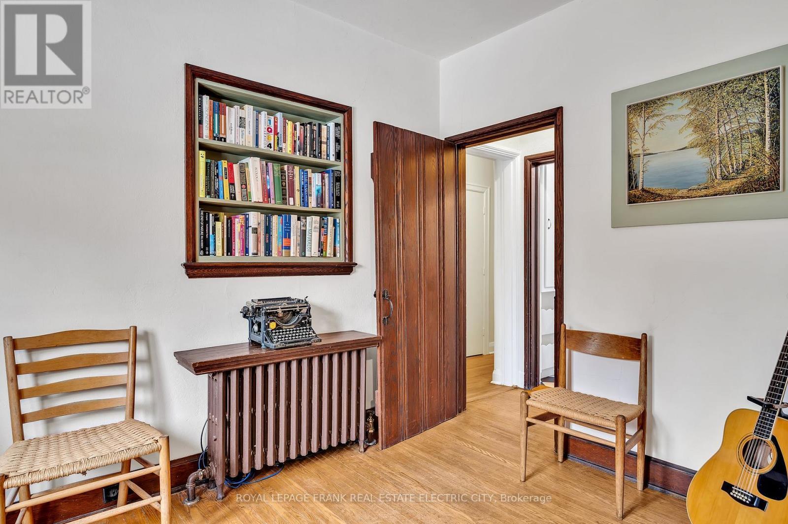 












82 DUBLIN STREET

,
Peterborough (Town Ward 3),




Ontario
K9H3A9

