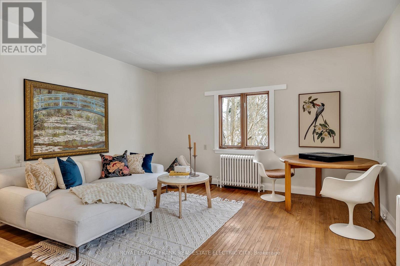 












82 DUBLIN STREET

,
Peterborough (Town Ward 3),




Ontario
K9H3A9

