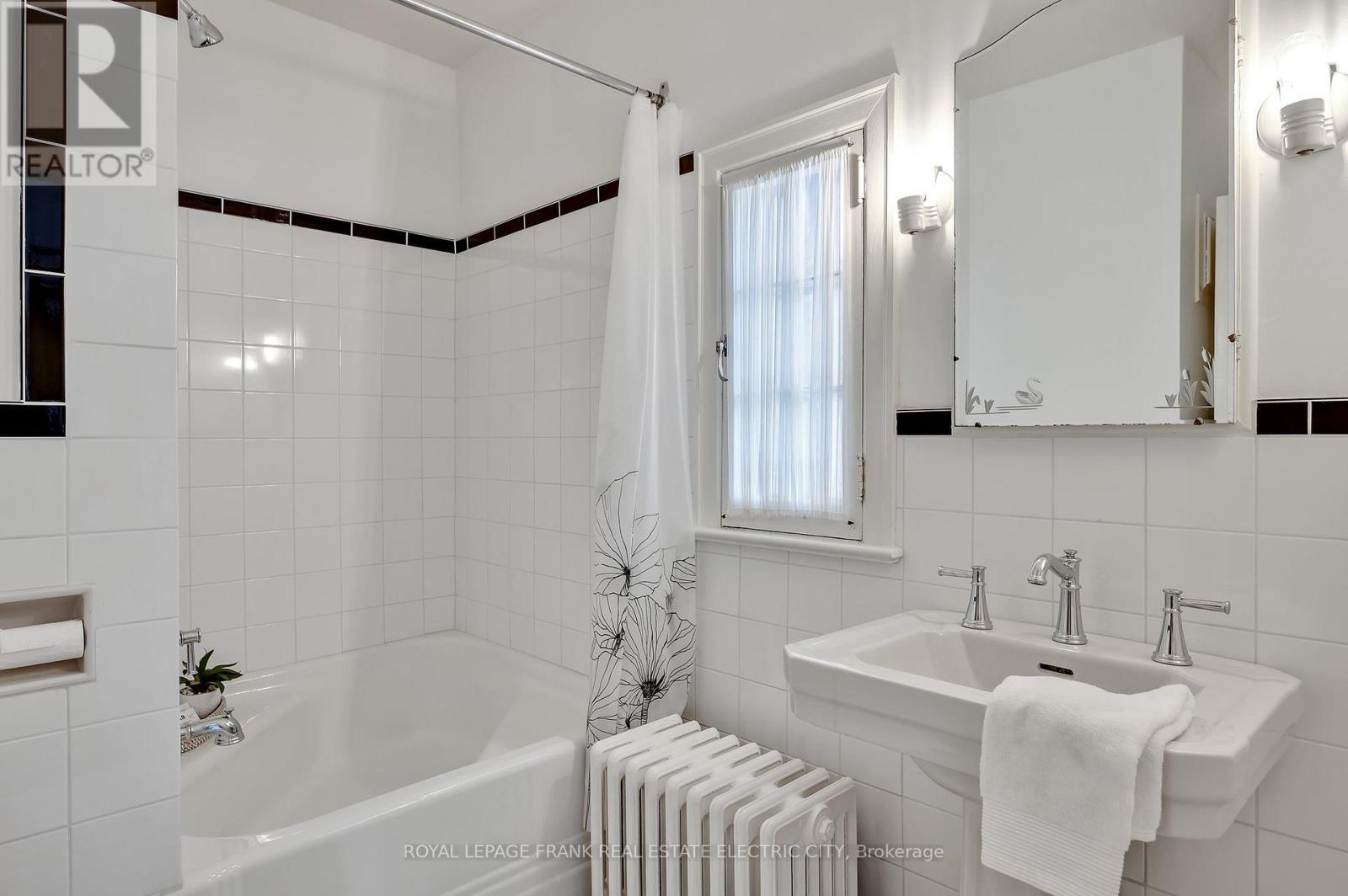 












82 DUBLIN STREET

,
Peterborough (Town Ward 3),




Ontario
K9H3A9

