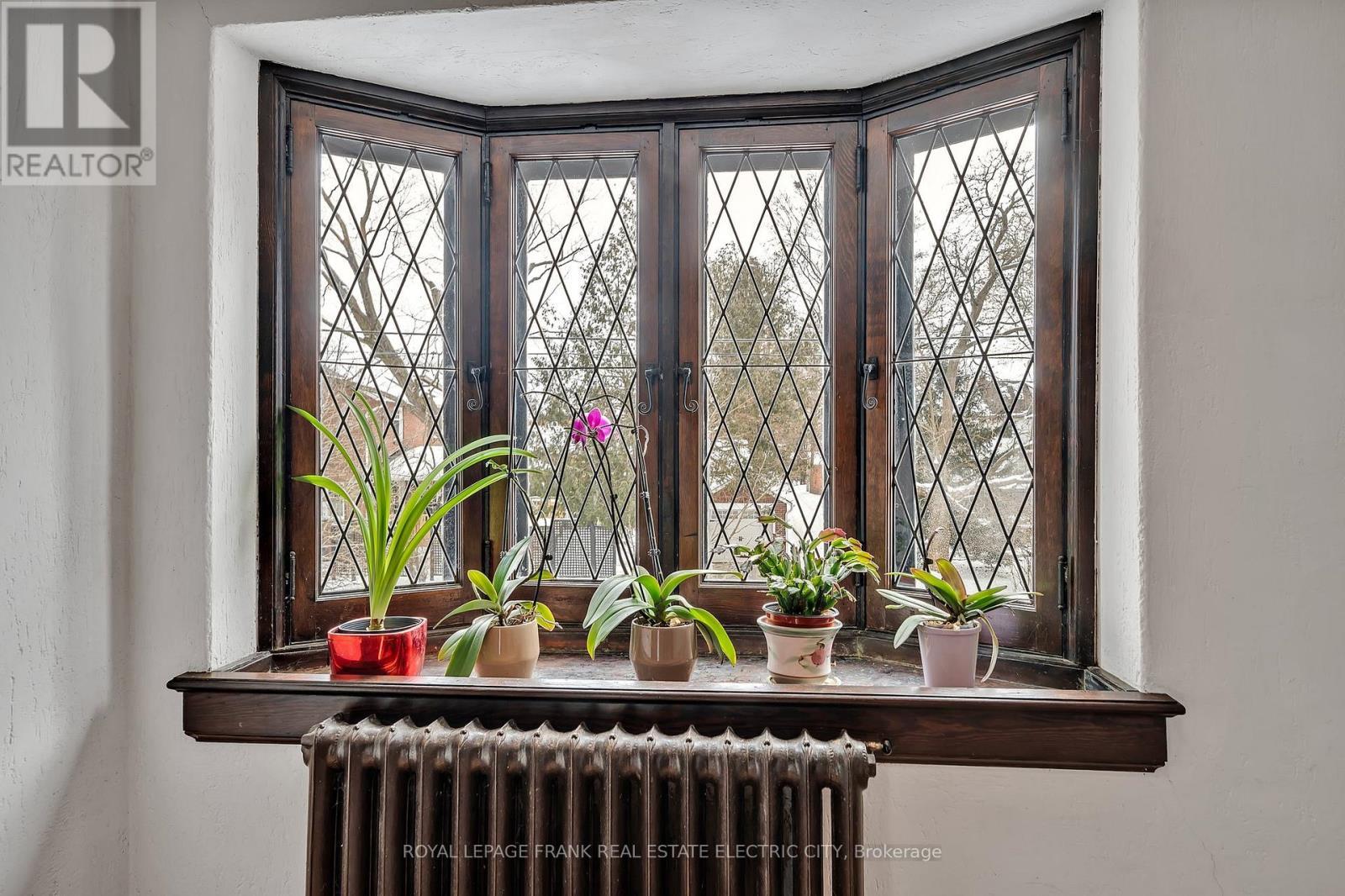 












82 DUBLIN STREET

,
Peterborough (Town Ward 3),




Ontario
K9H3A9

