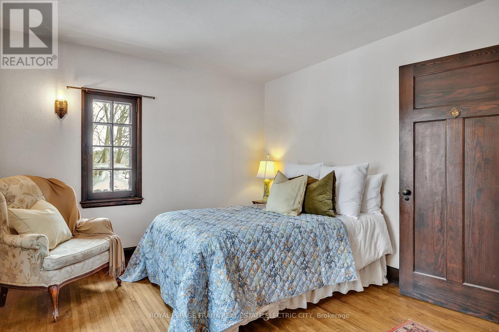 












82 DUBLIN STREET

,
Peterborough (Town Ward 3),




Ontario
K9H3A9

