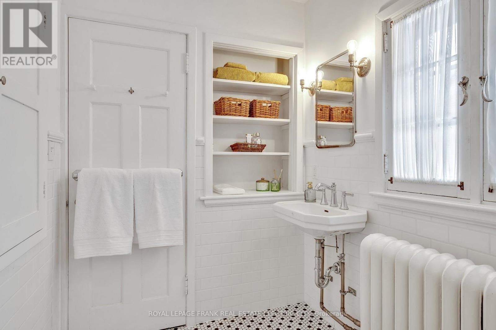 












82 DUBLIN STREET

,
Peterborough (Town Ward 3),




Ontario
K9H3A9

