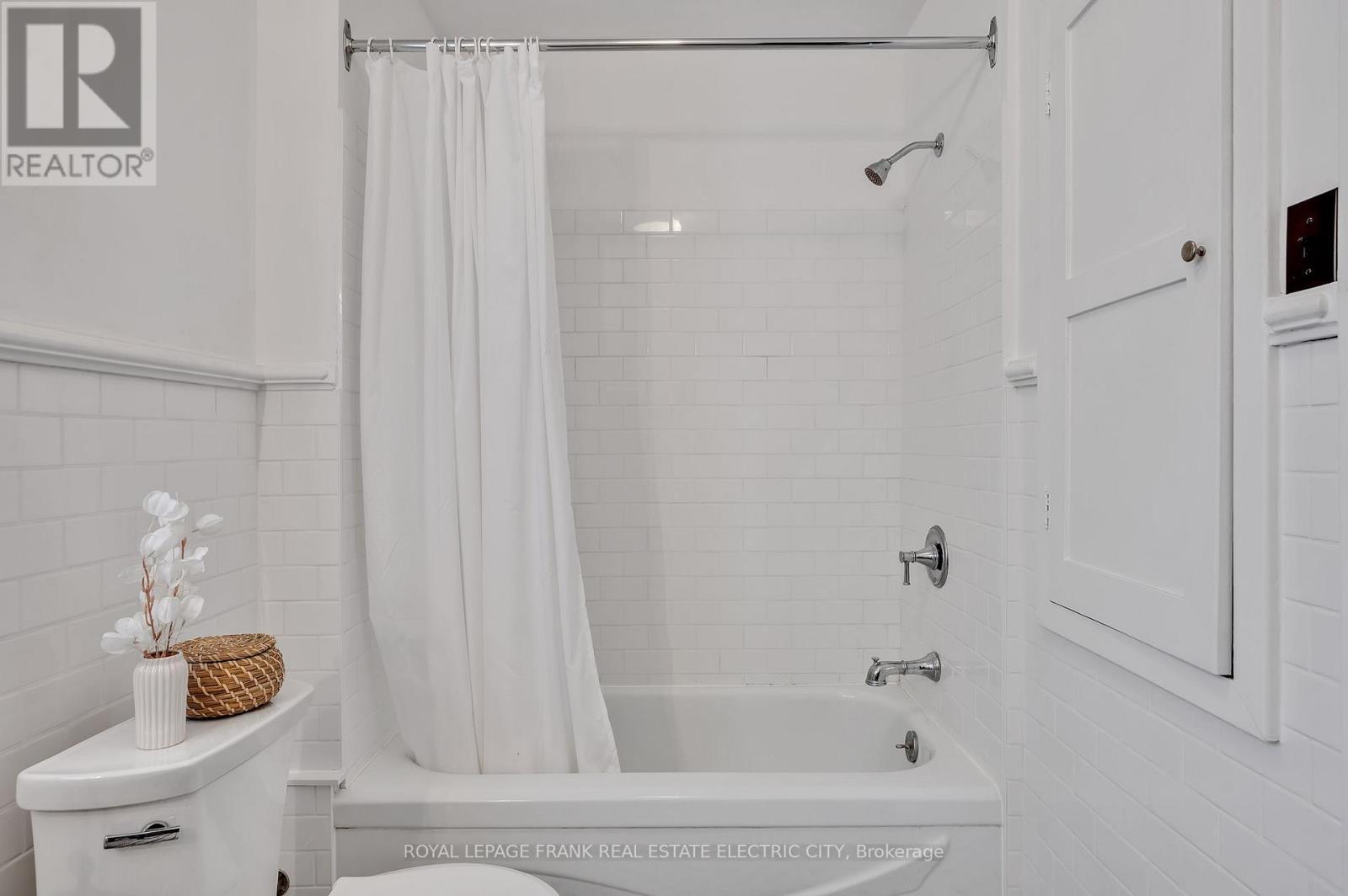 












82 DUBLIN STREET

,
Peterborough (Town Ward 3),




Ontario
K9H3A9

